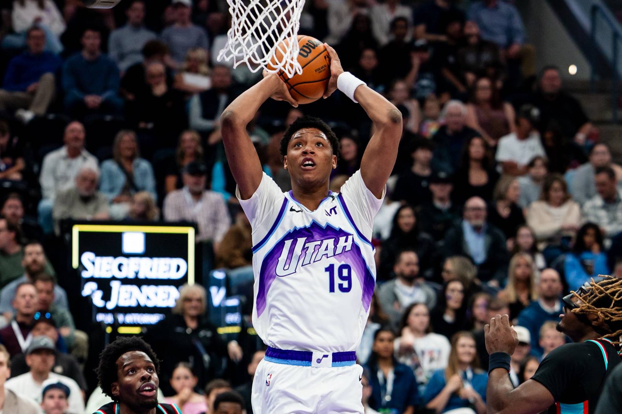 Ace Bailey machaca el aro con contundencia.