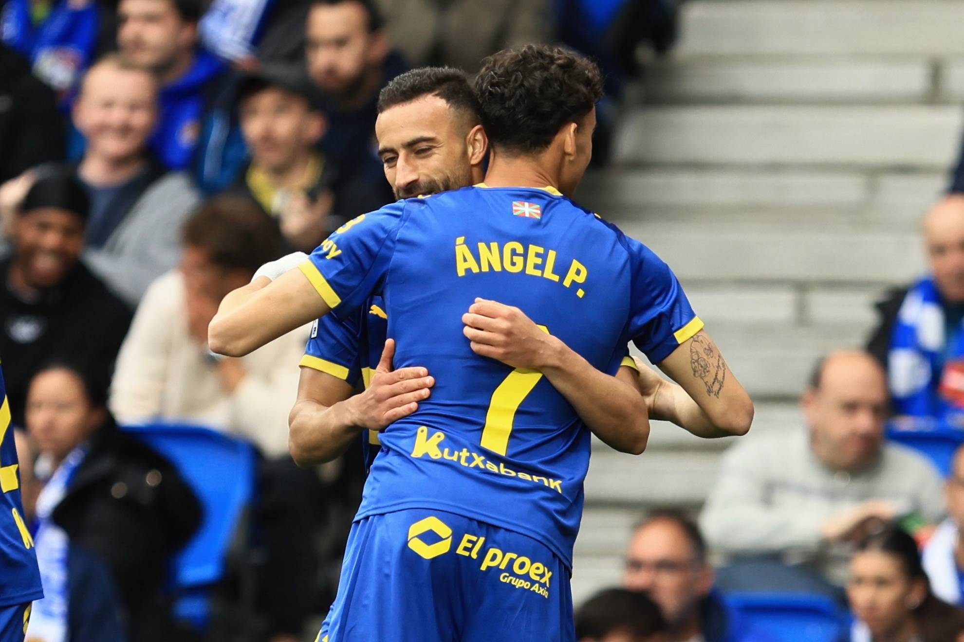 Rebbach y Ángel Pérez se abrazan