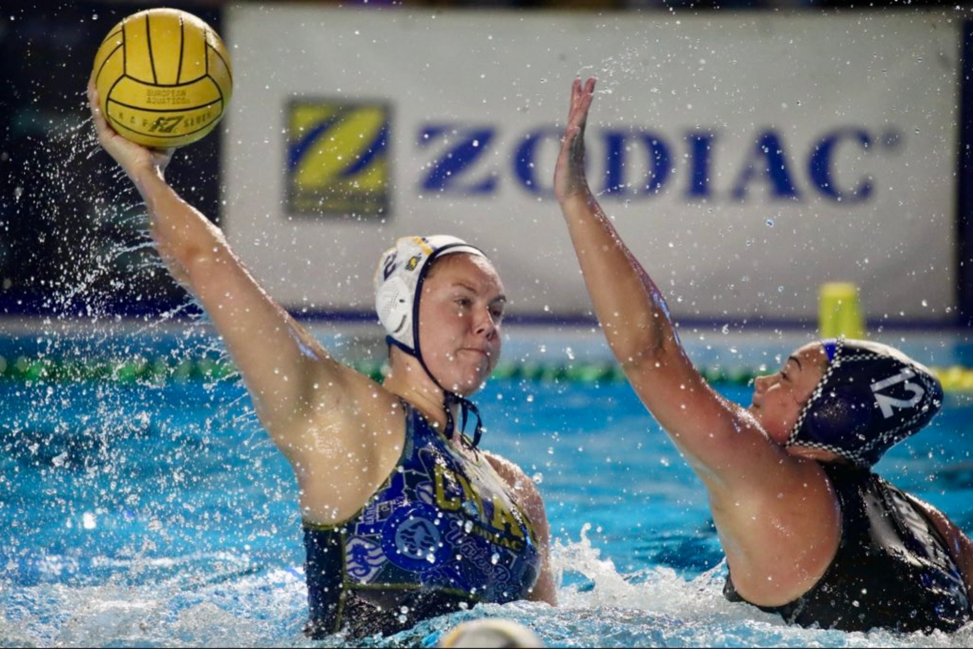 Una jugadora del Zodiac Atlètic Barceloneta dispara a puerta.