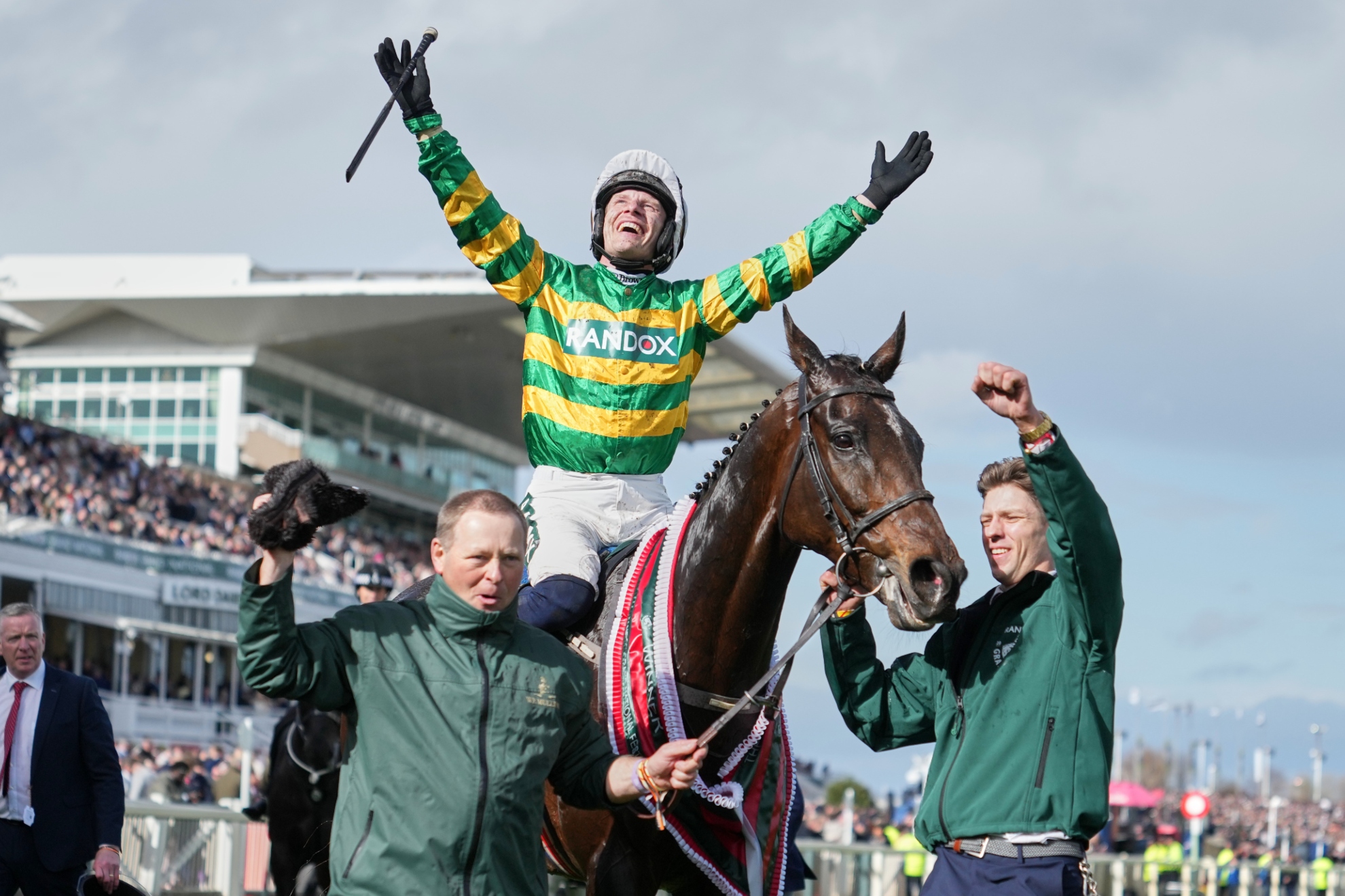 El jockey Paul Townend celebra sobre el caballo 'I Am Maximus' la victoria en el Grand National.