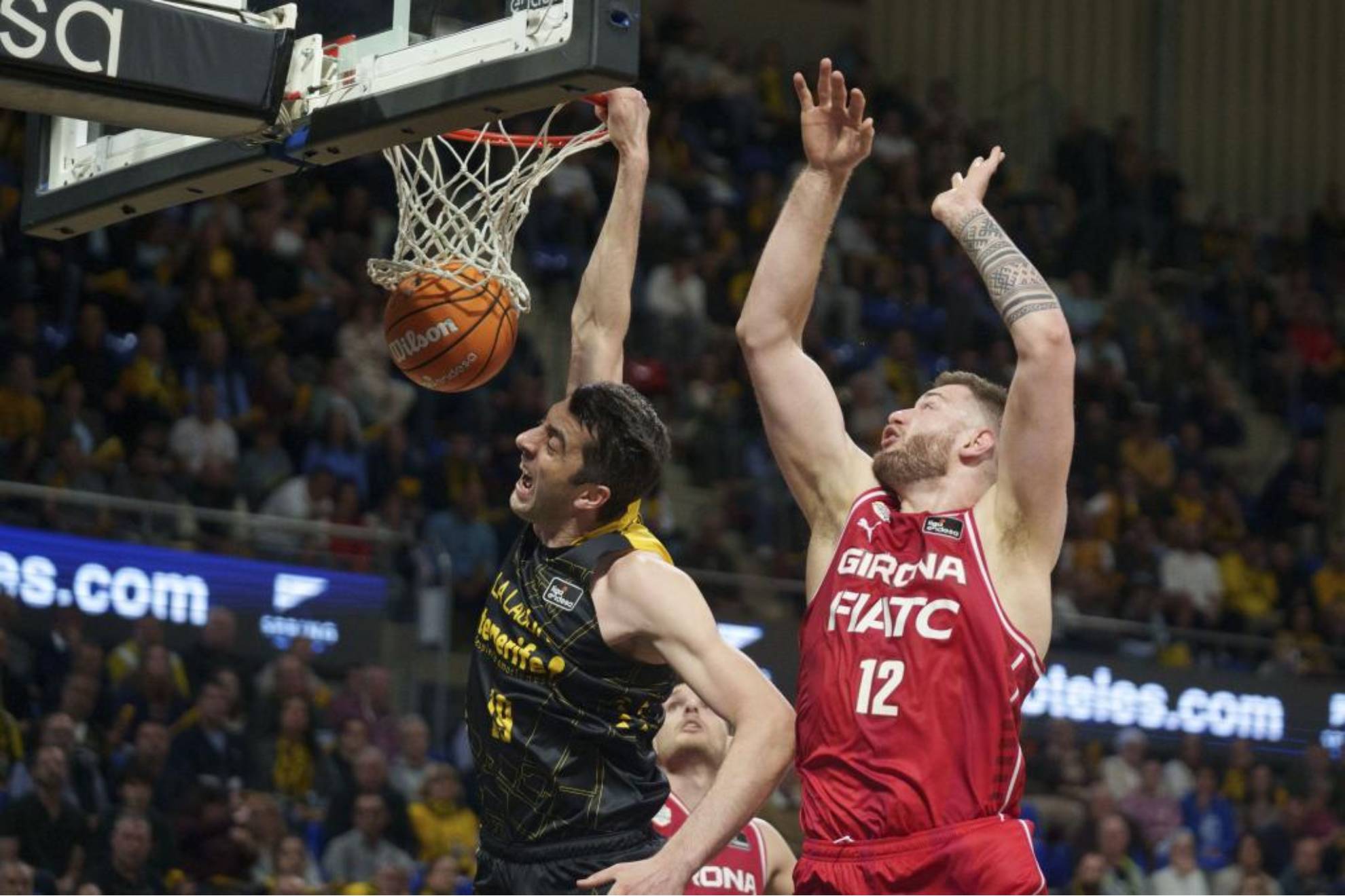 Shermadini, pívot de La Laguna Tenerife, machaca el aro del Girona.