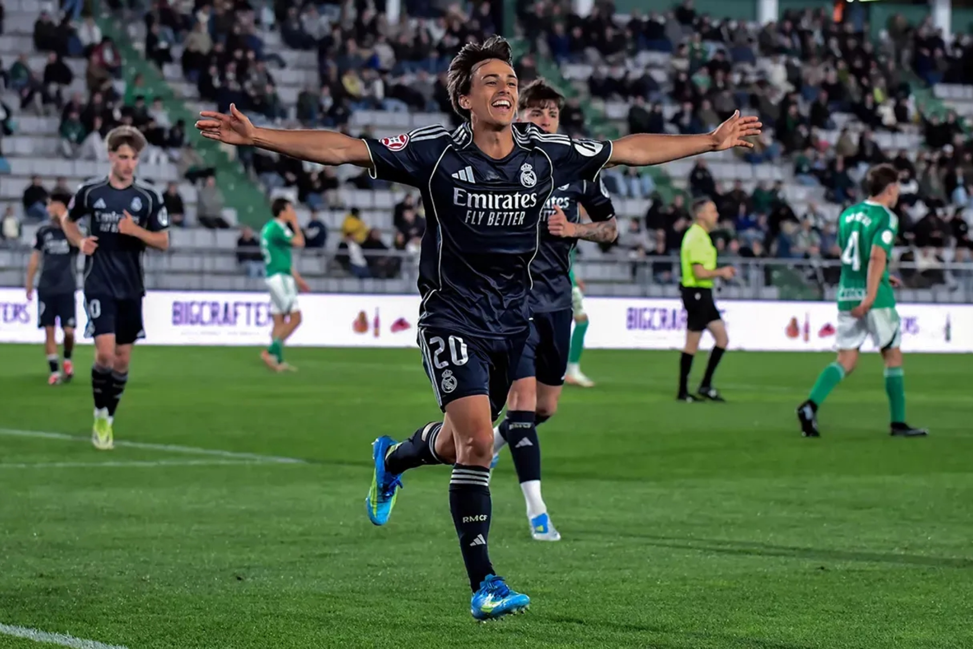 Pol Fortuny celebrando uno de sus goles en A Malata.
