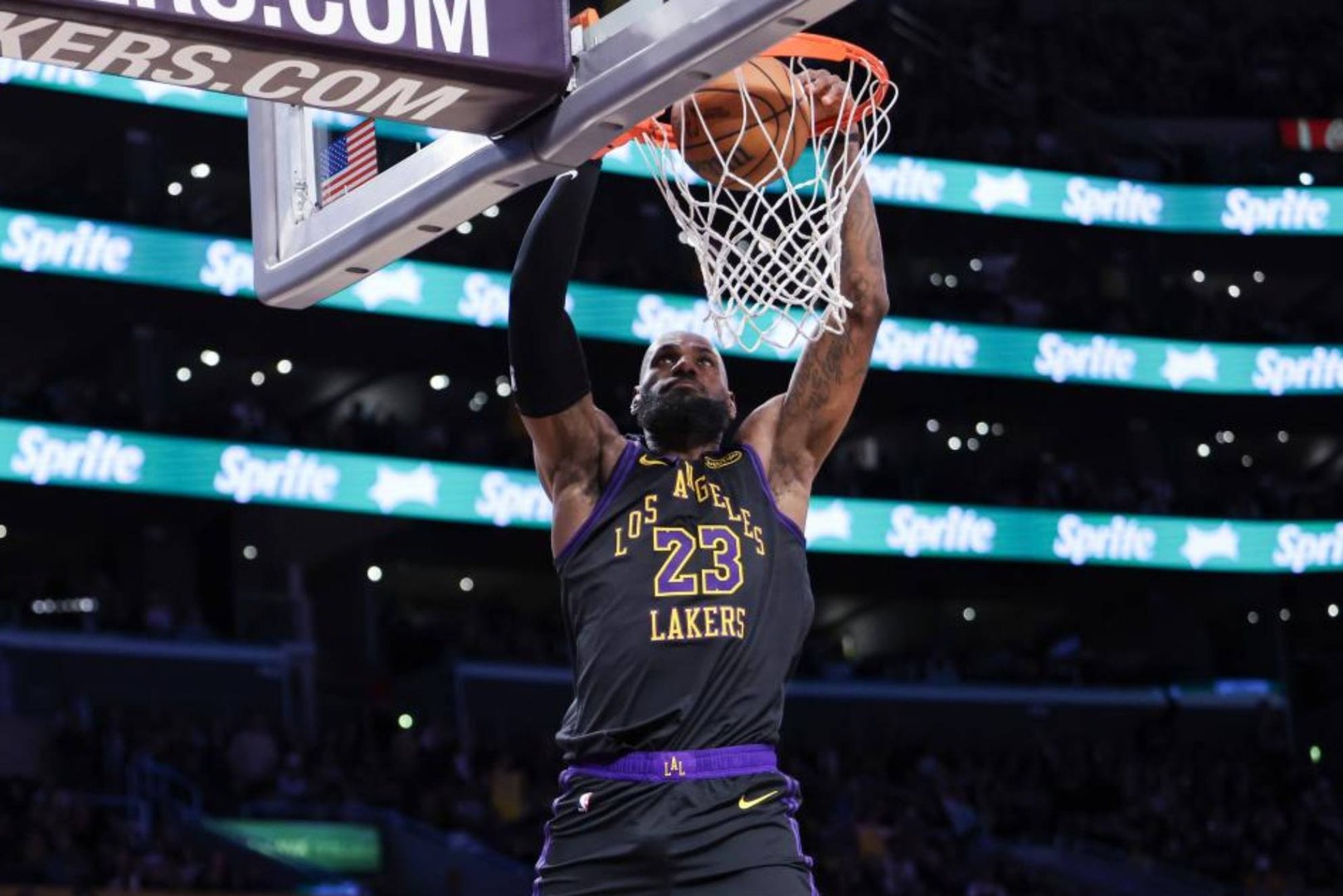 Lebron James firma otro récord legendario.