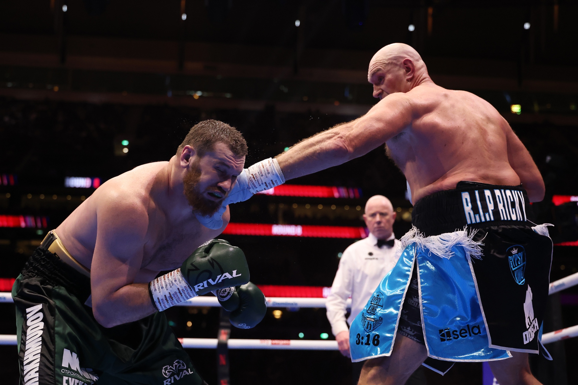 Arslanbek Makhmudov y Tyson Fury.