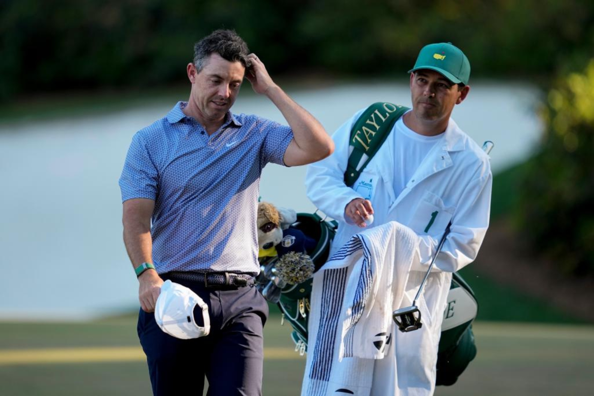 Rory McIlroy (36) se lamenta tras el hoyo 13 en Augusta