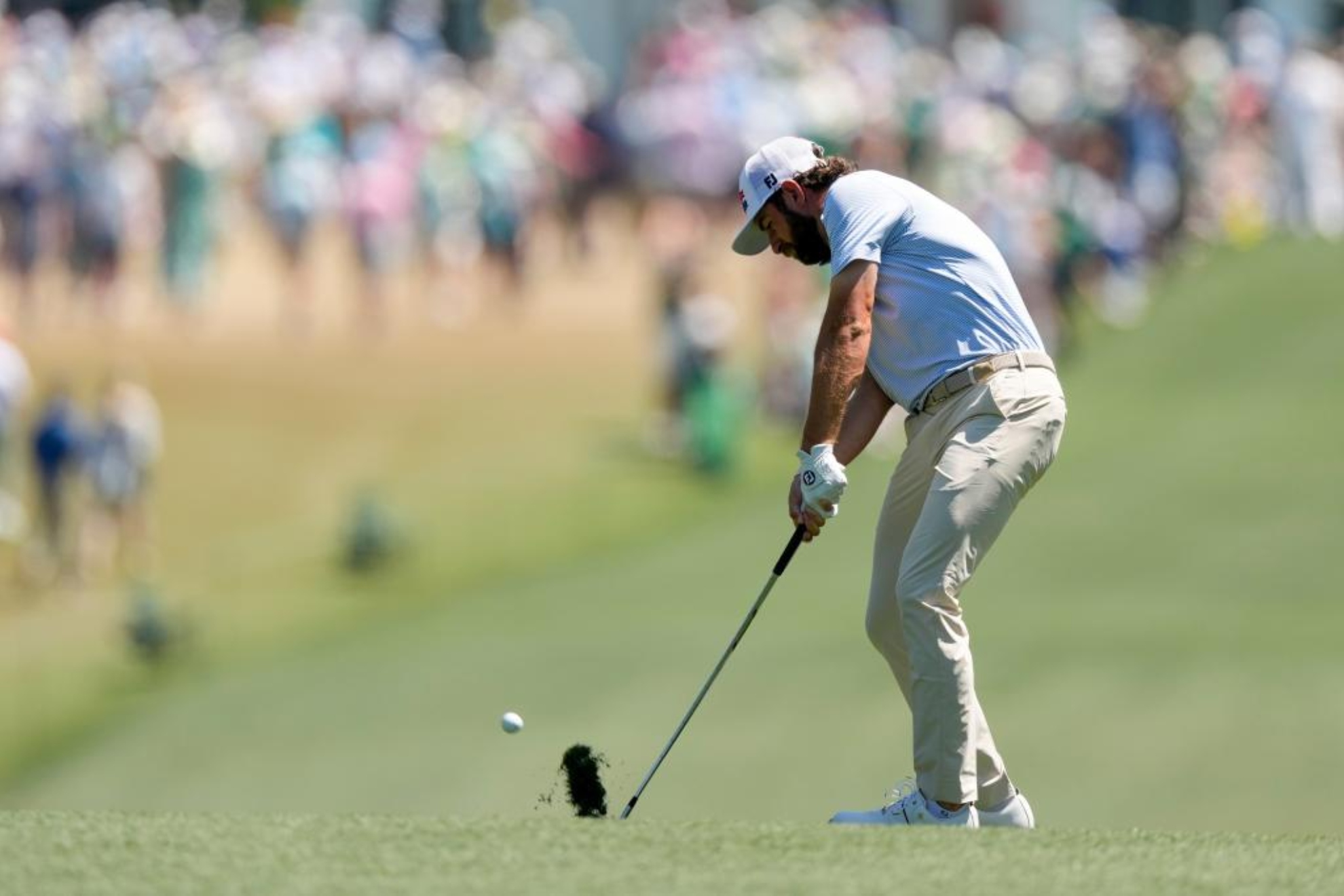 Cameron Young (27) juega un golpe en el hoyo 1