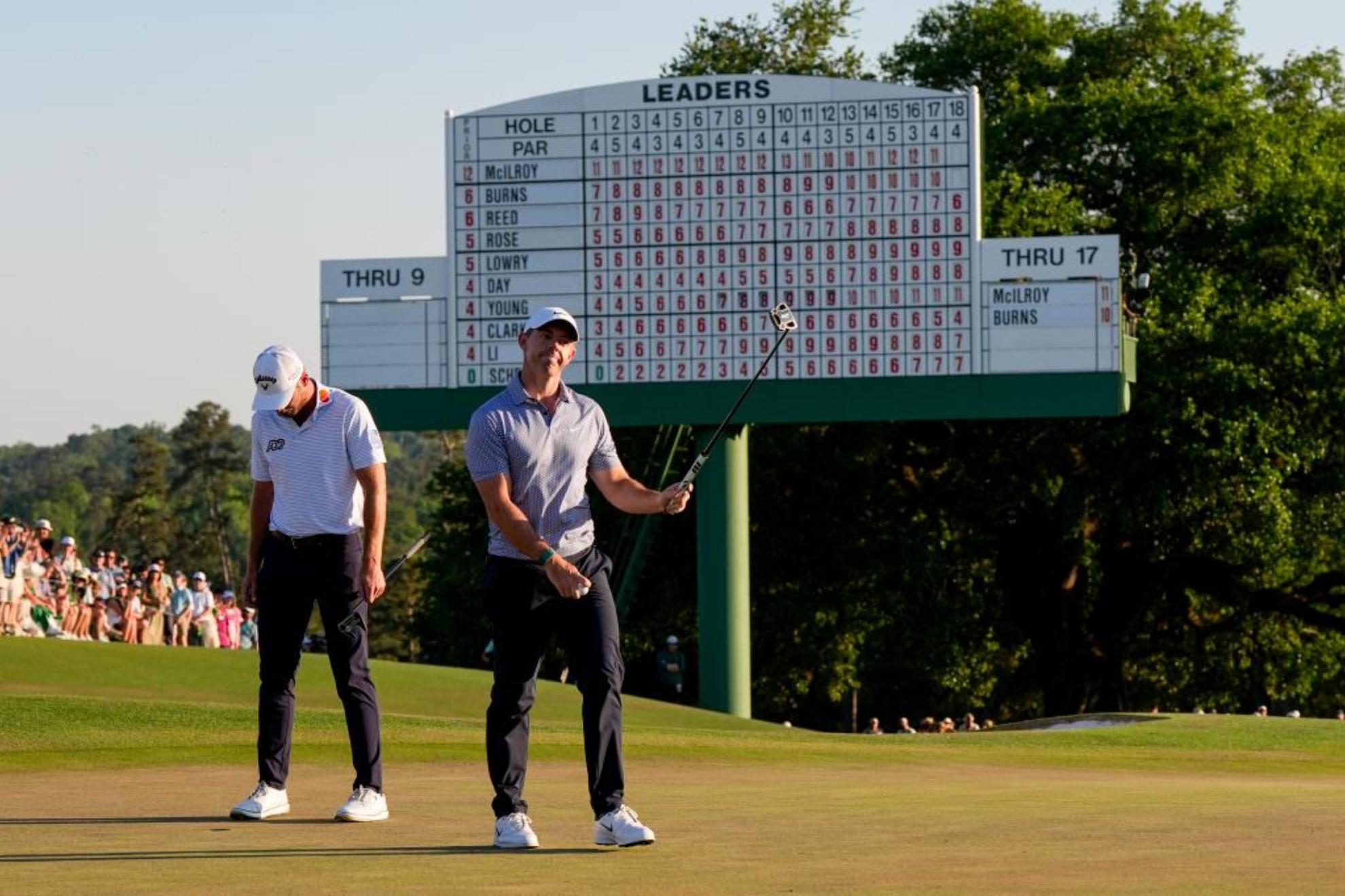 McIlroy y Burns, en el green del hoyo 18