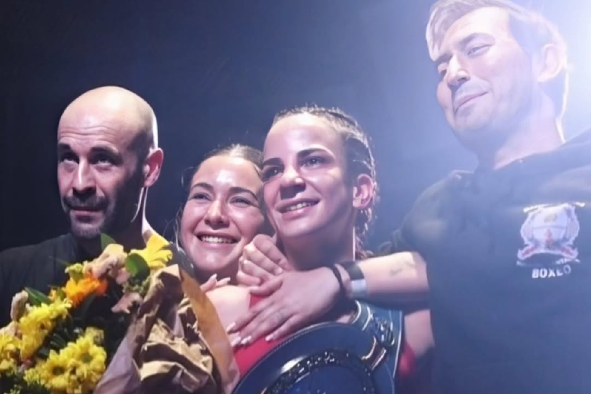 Mariluz 'La Joyita' Peral celebra del triunfo con su equipo.