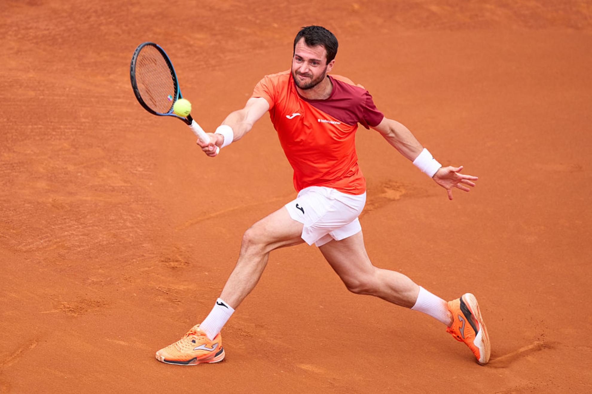 Pedro Martínez intenta devolver una pelota.
