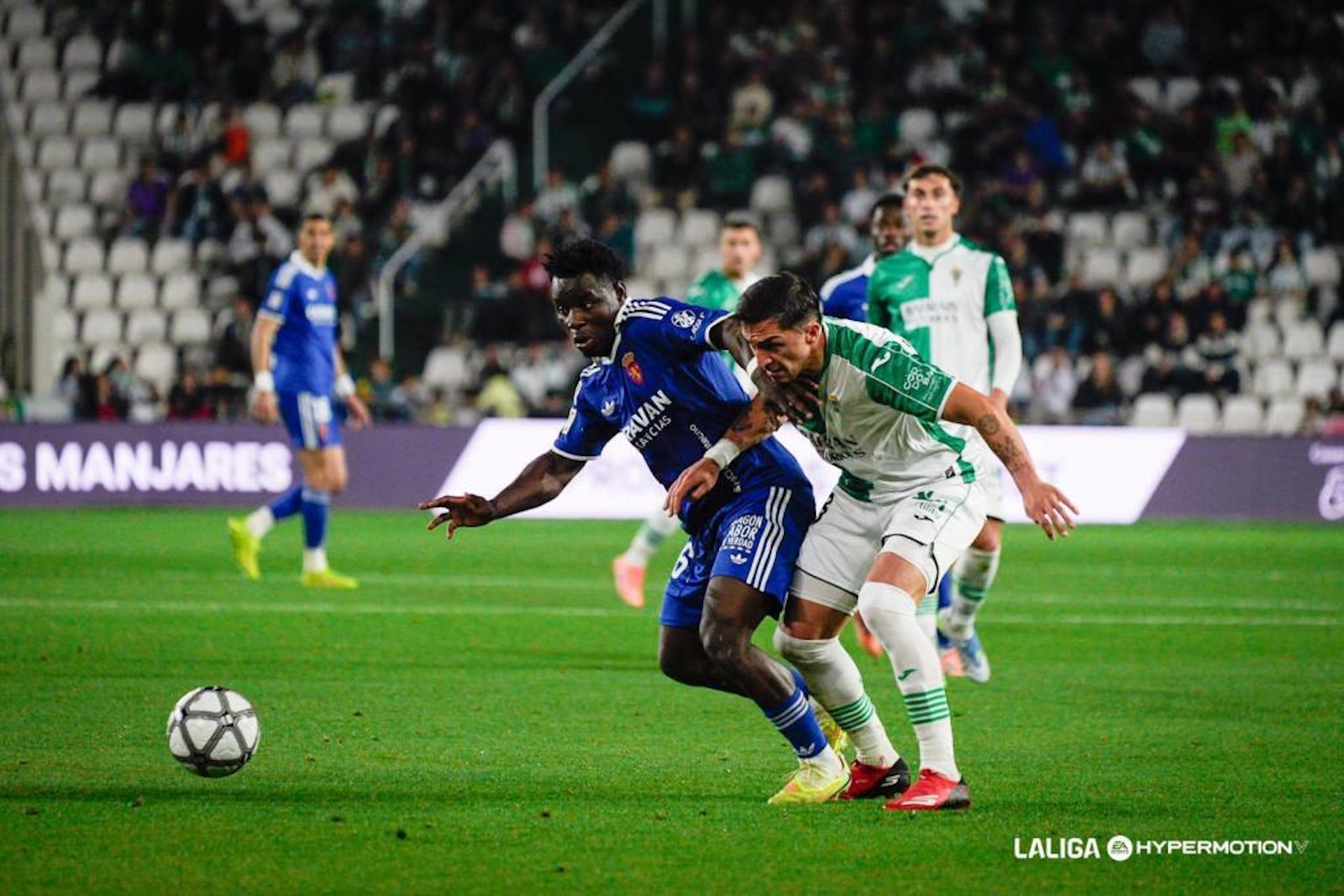 Mensah pelea por un balón en el partido ante el Córdoba.