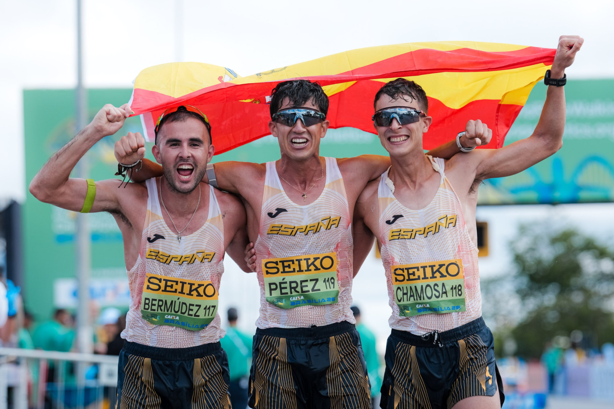 Manuel Bermúdez, Daniel Chamosa y José Manuel Pérez celebran su medalla de bronce.