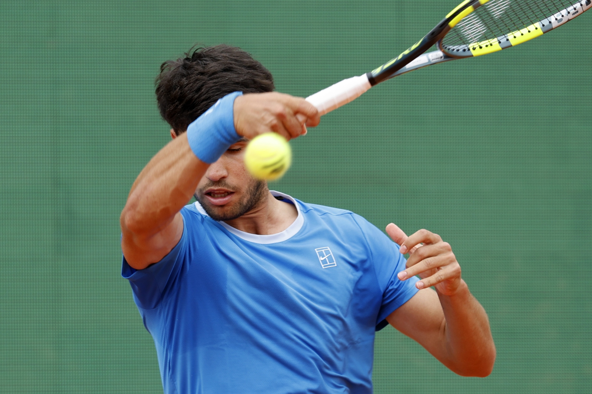 Alcaraz pega una derecha.