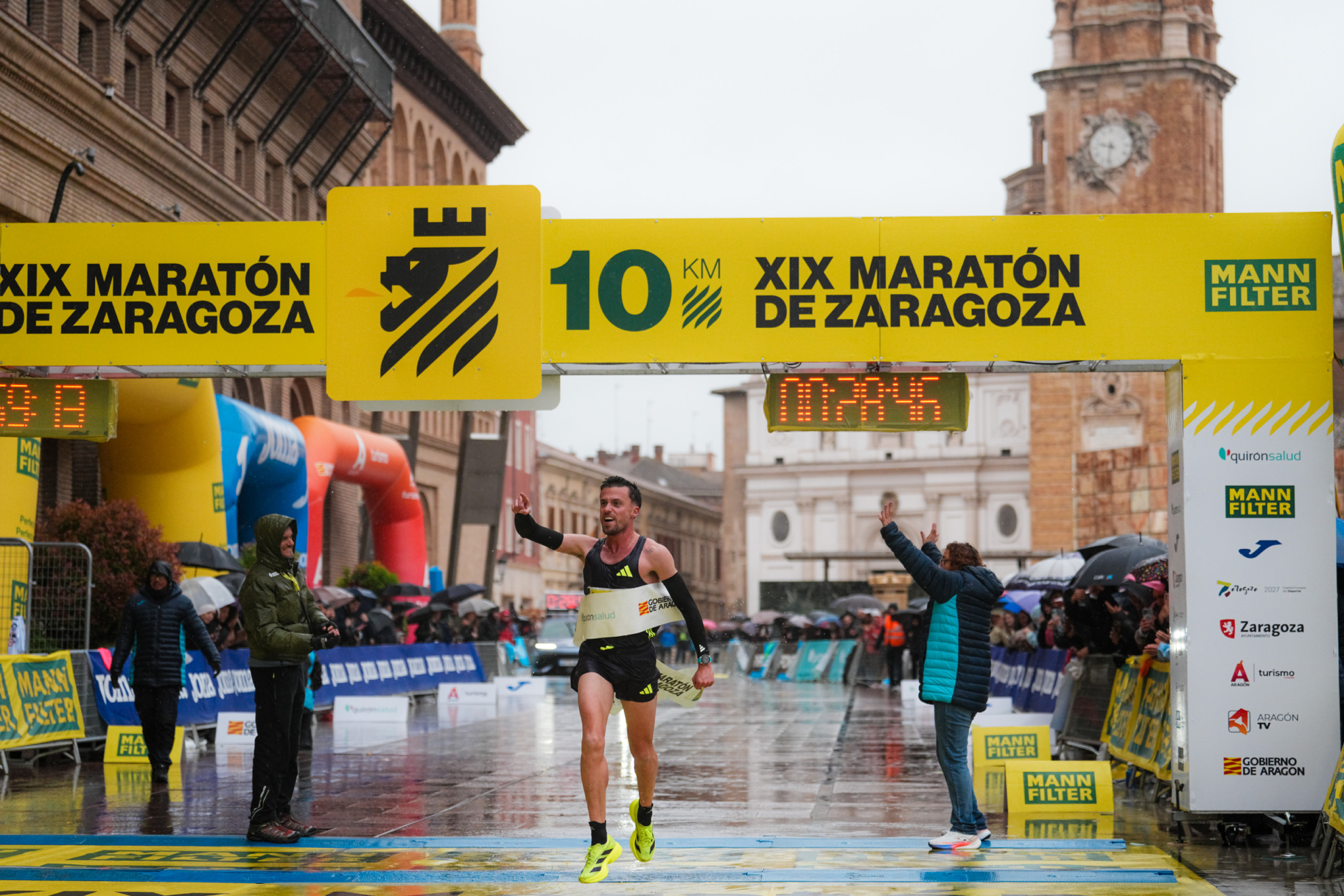 Carlos Mayo celebra su victoria en el 10K MANN-FILTER Maratón de Zaragoza 2026.