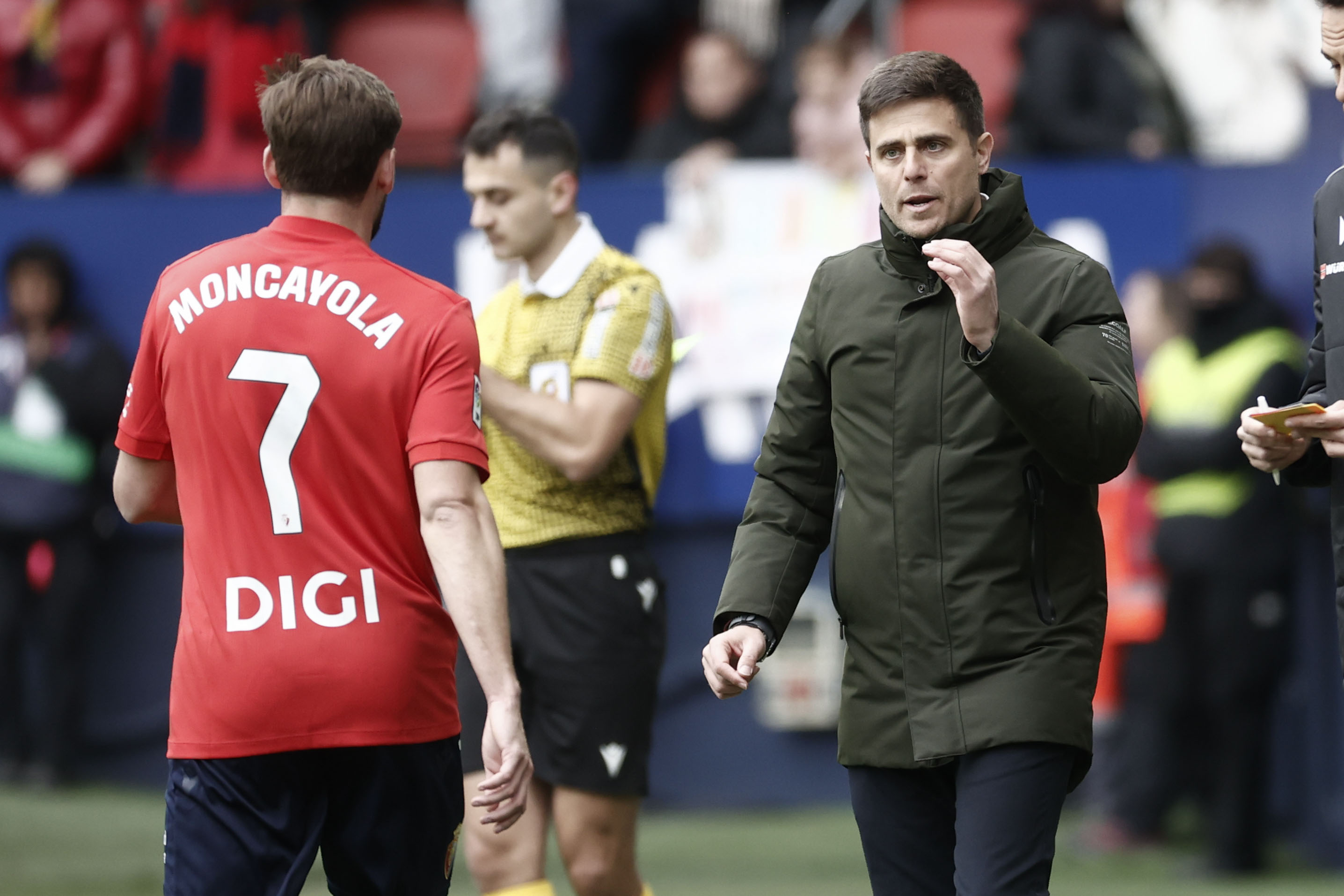 PAMPLONA, 12/04/2026.- El entrenador del Osasuna, Alessio Lisci, da instruciones al centrocampista Moncayola (i) durante el partido de Liga que Real Betis y Osasuna disputan este domingo en el estadio de El Sadar. EFE/Jesús Diges