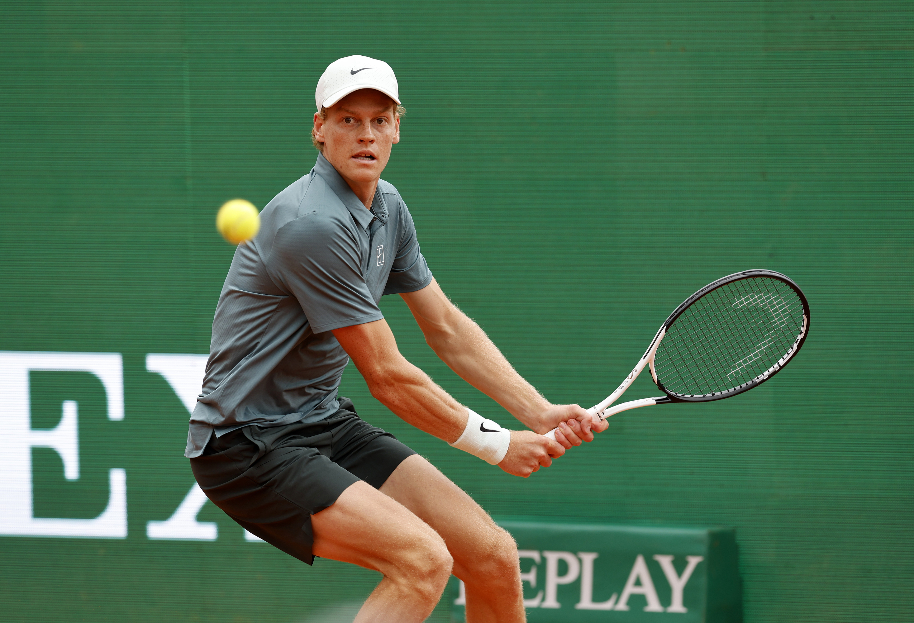 Sinner pega de revés.