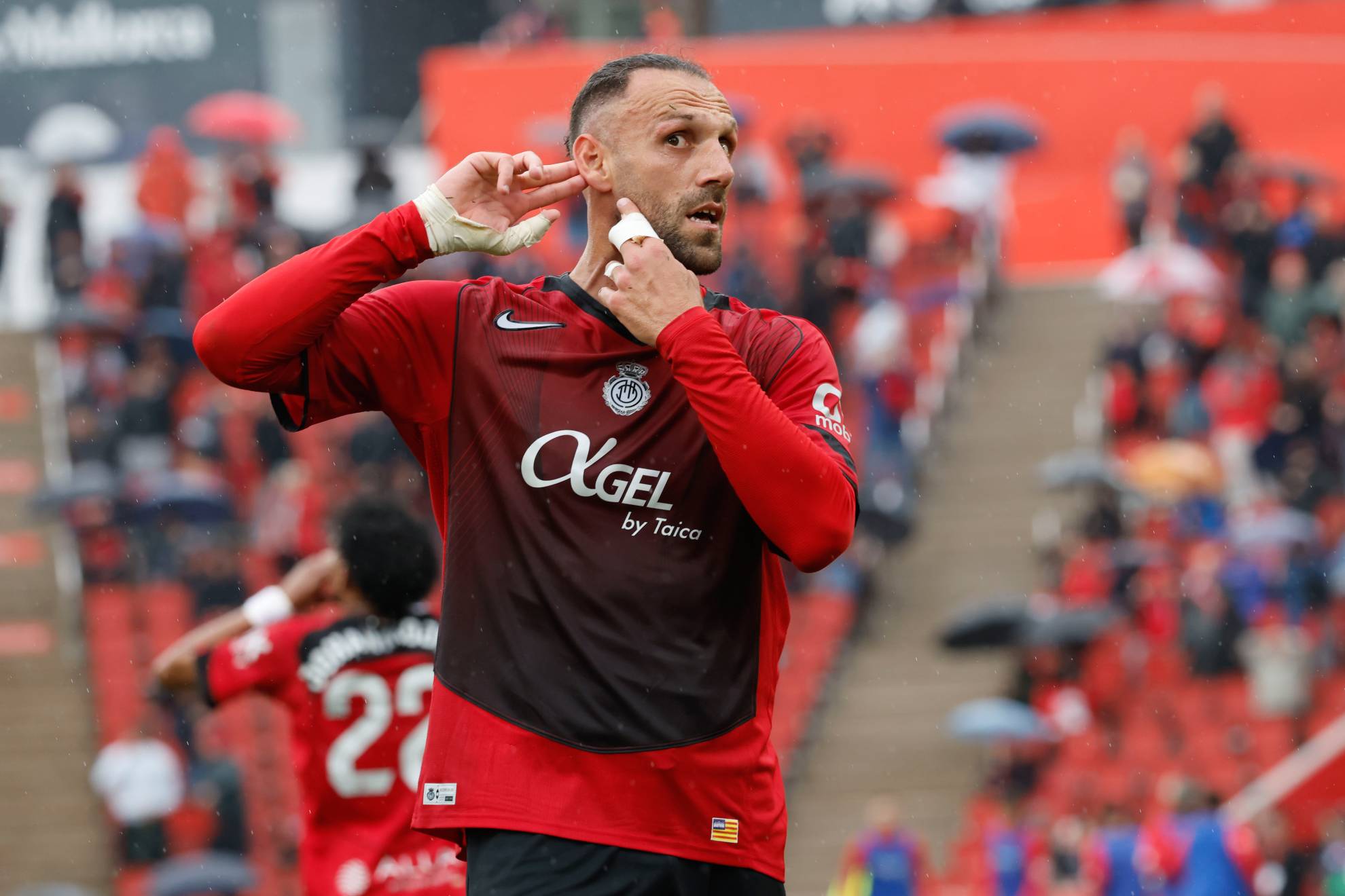 Muriqi celebra uno de sus goles al Rayo.