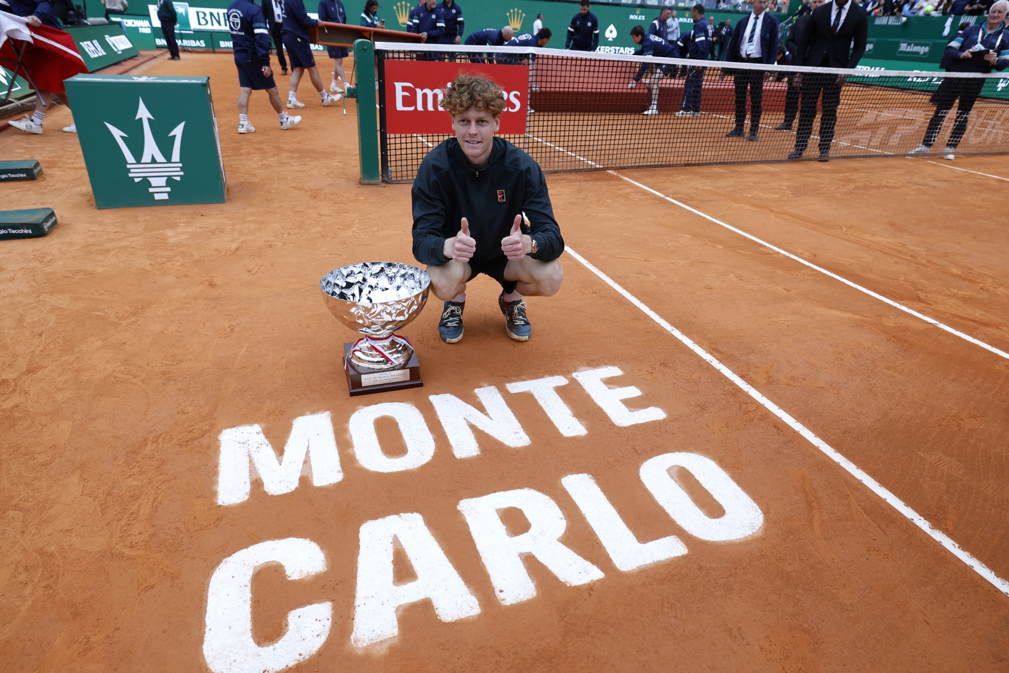 Sinner posa con el trofeo.