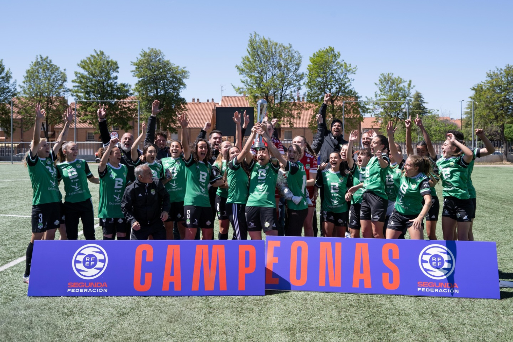 Las jugadoras del Waybe Sport Extremadura celebran su título en Segunda RFEF