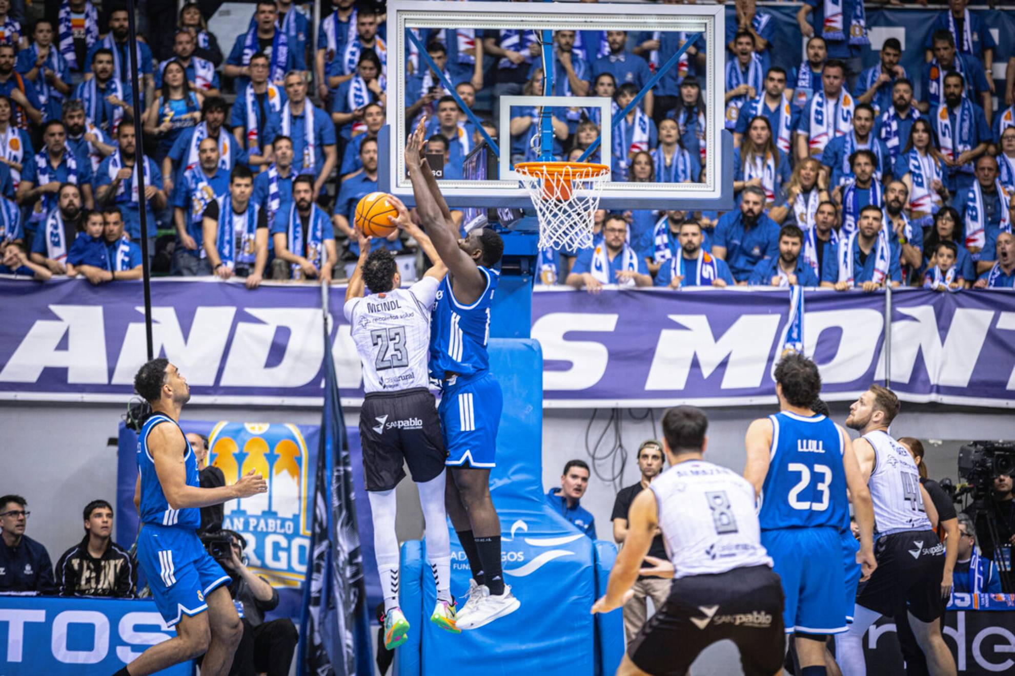 Garuba intenta taponar el lanzamiento de Meindl durante el partido Burgos-Real Madrid.