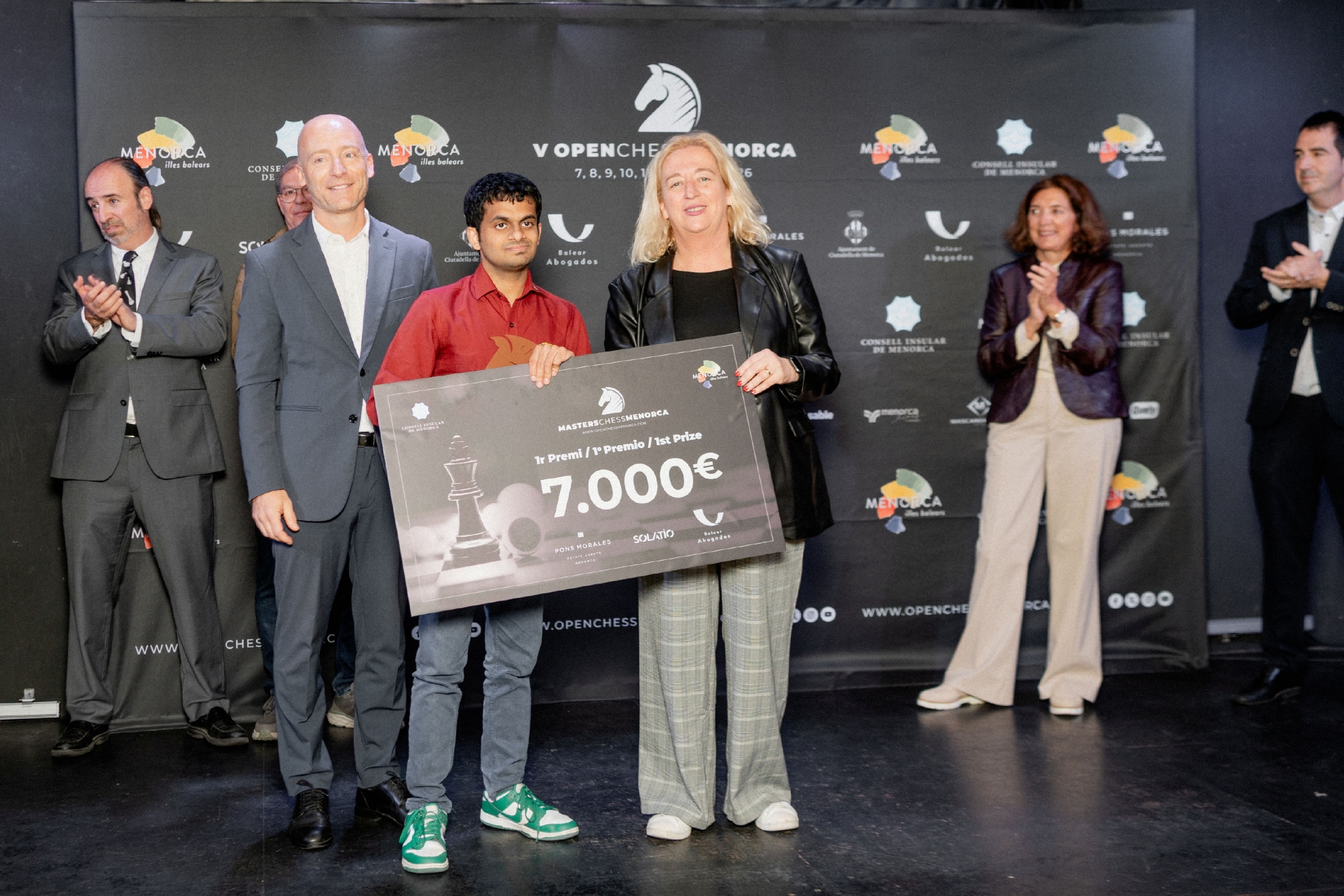 Sarin recibe el simbólico cheque de campeón