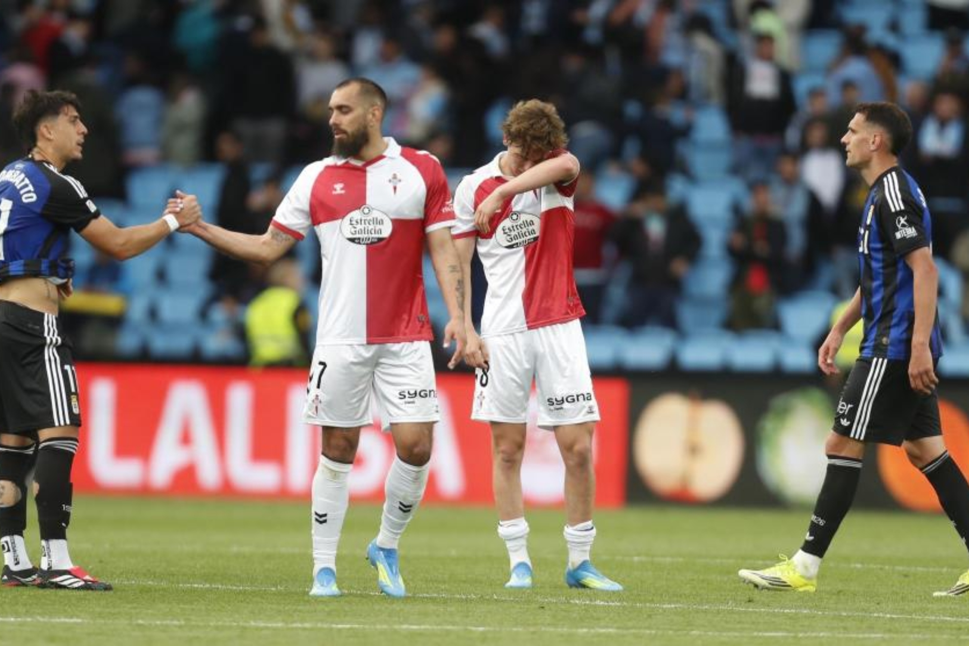 Los jugadores del Celta, al final del partido ante el Oviedo.
