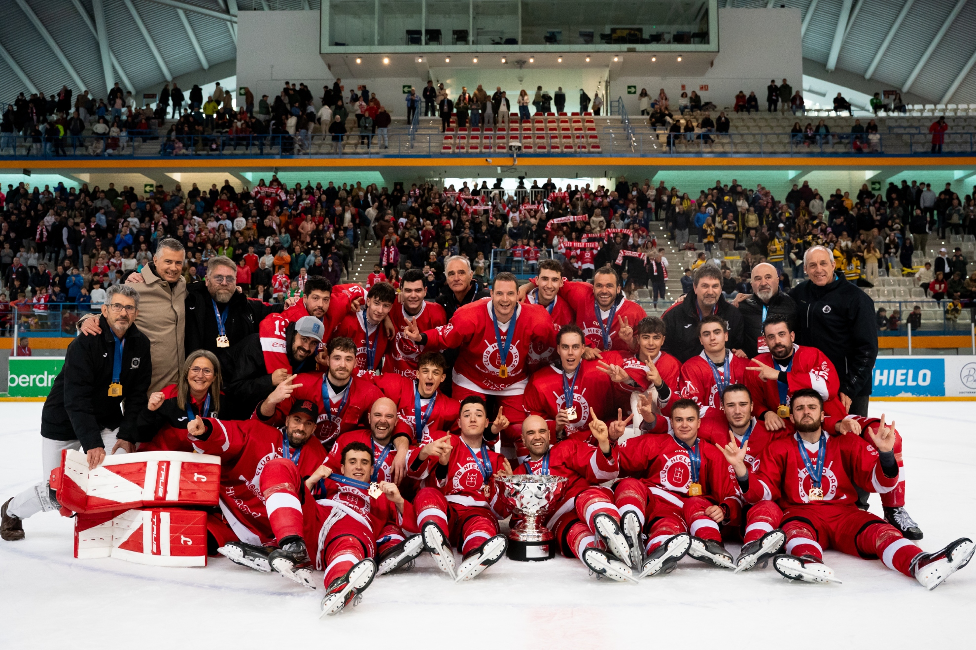 E Club Hielo Jaca posa con la copa.
