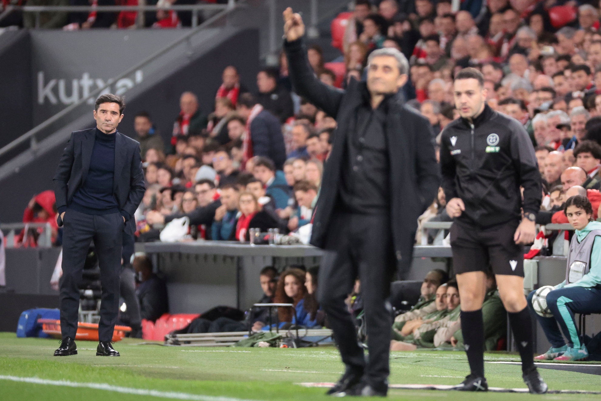 Marcelino con Valverde en primer plano.
