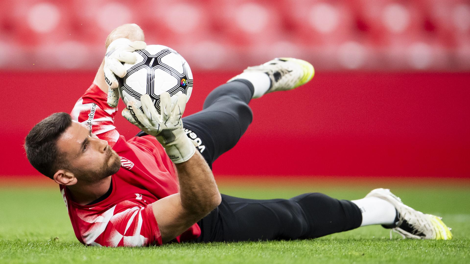 Simón, en el calentamiento del partido ante el Villarreal.