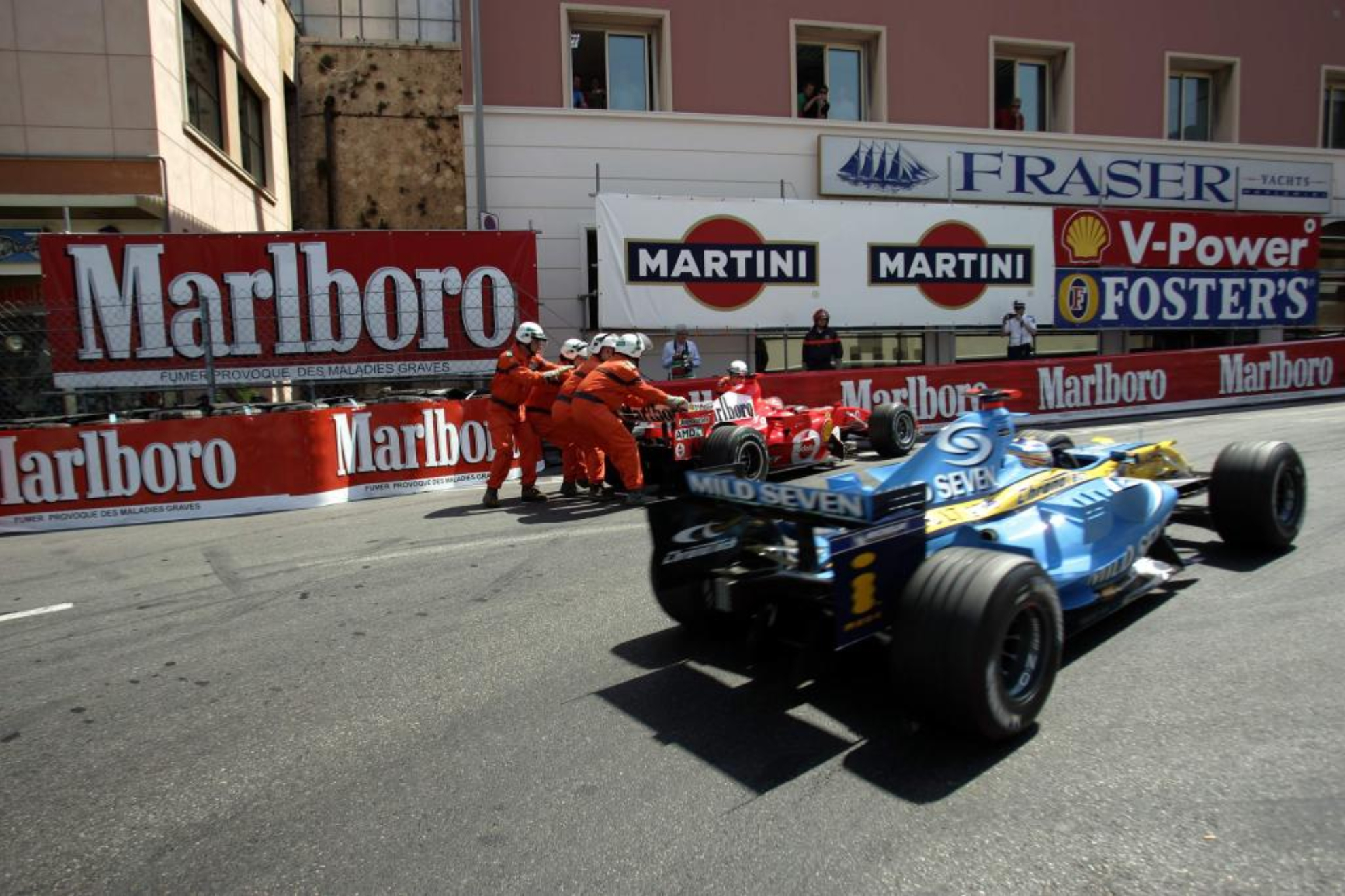 Alonso adelanta a un Schumacher parado en la clasificación de Mónaco 2006.