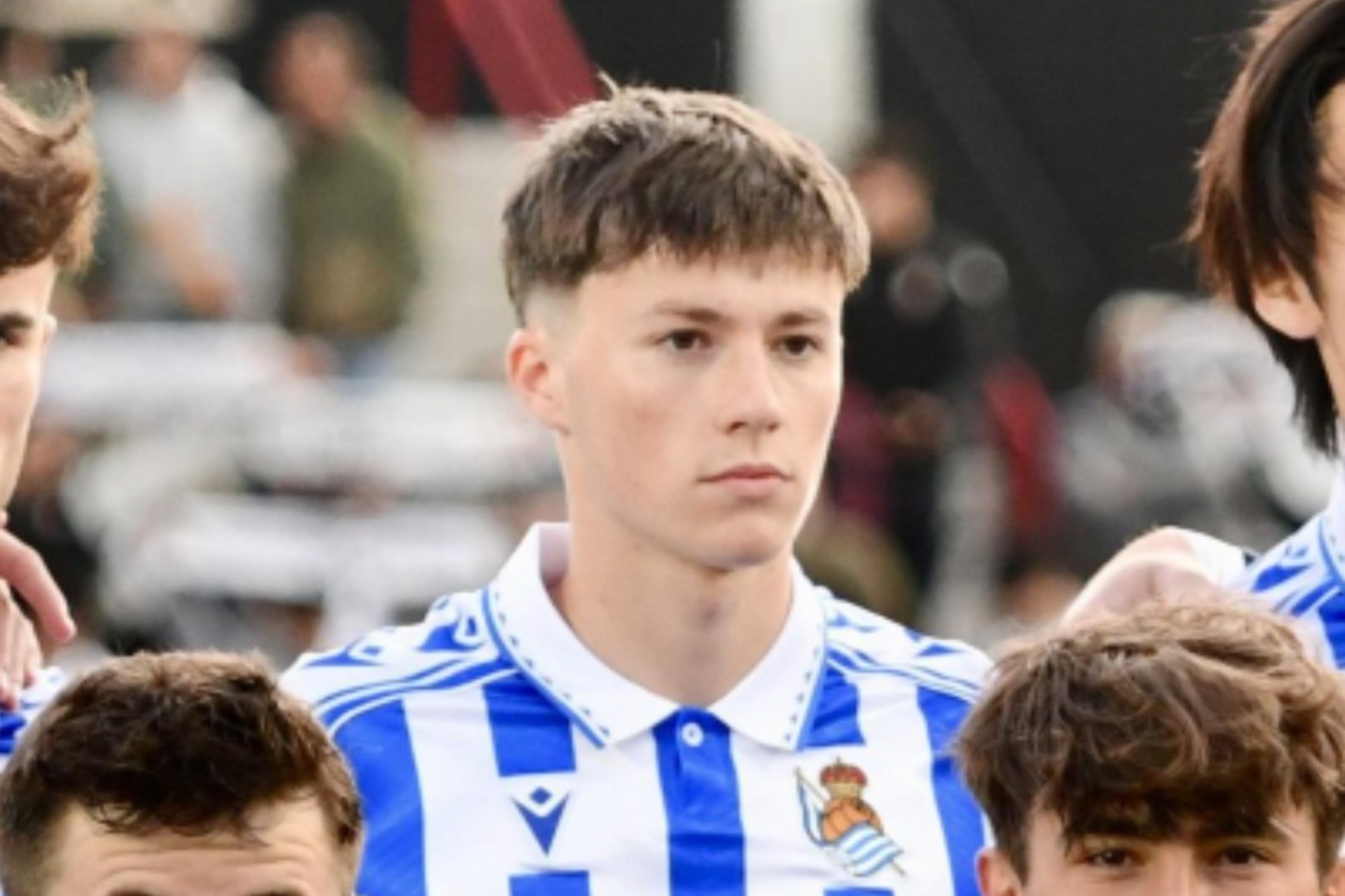 Joan Oleaga posa junto al resto del equipo titular ante el Ceuta.