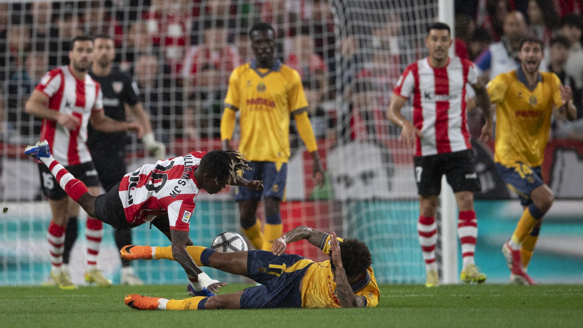 Nico cae tras una disputa en el partido ante el Villarreal