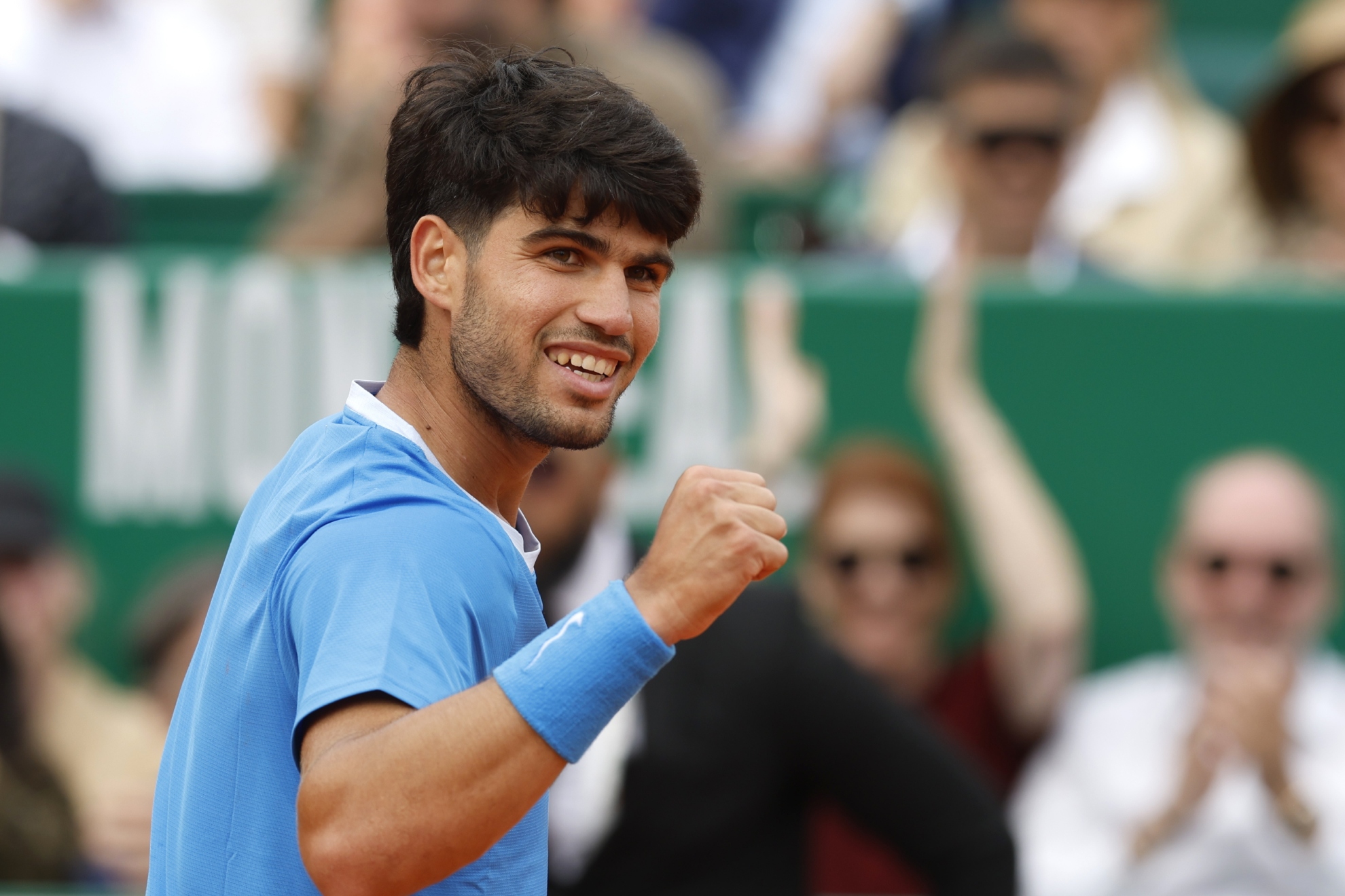 Alcaraz celebra un punto.