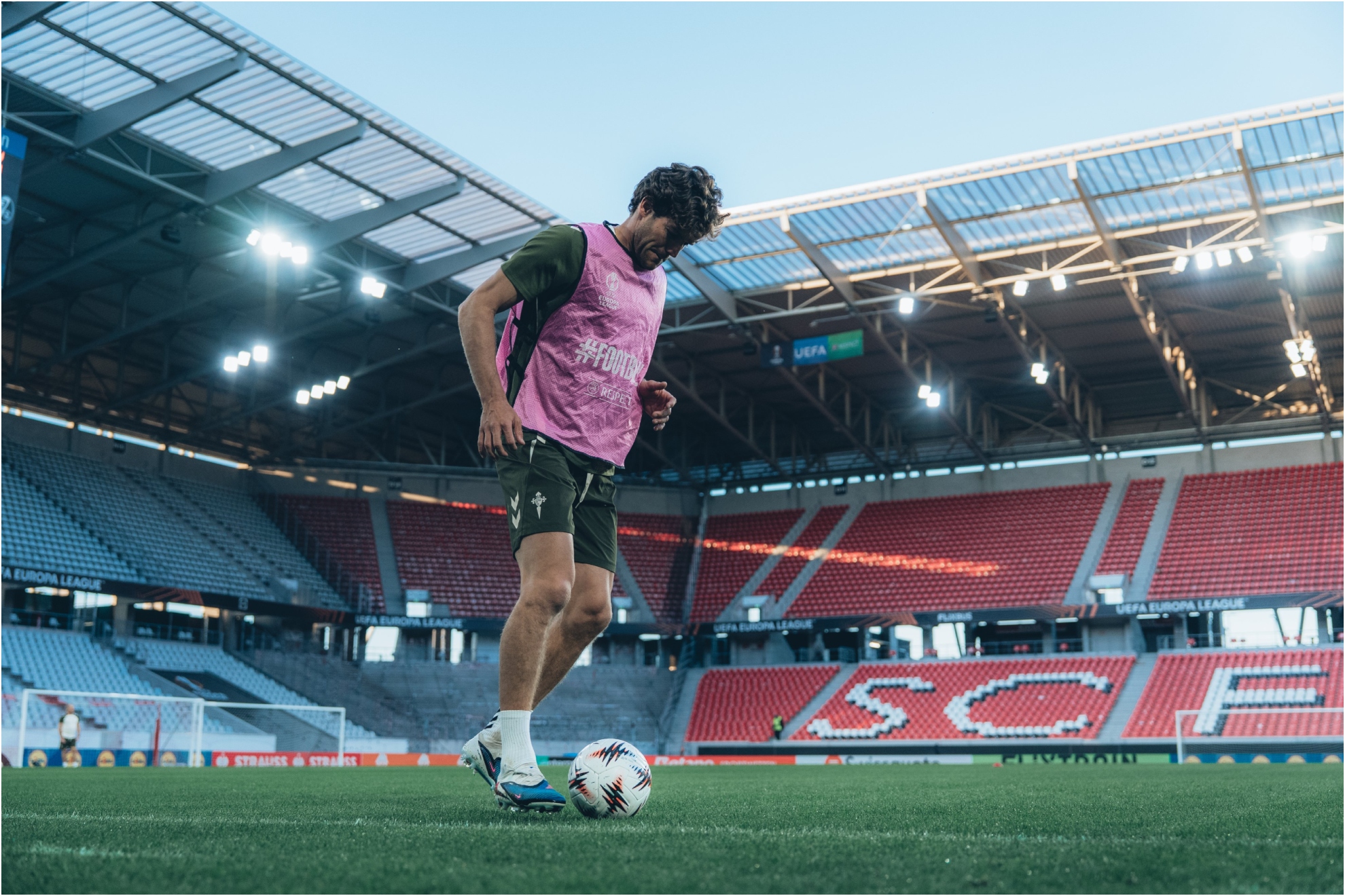 Marcos Alonso, en un calentamiento.