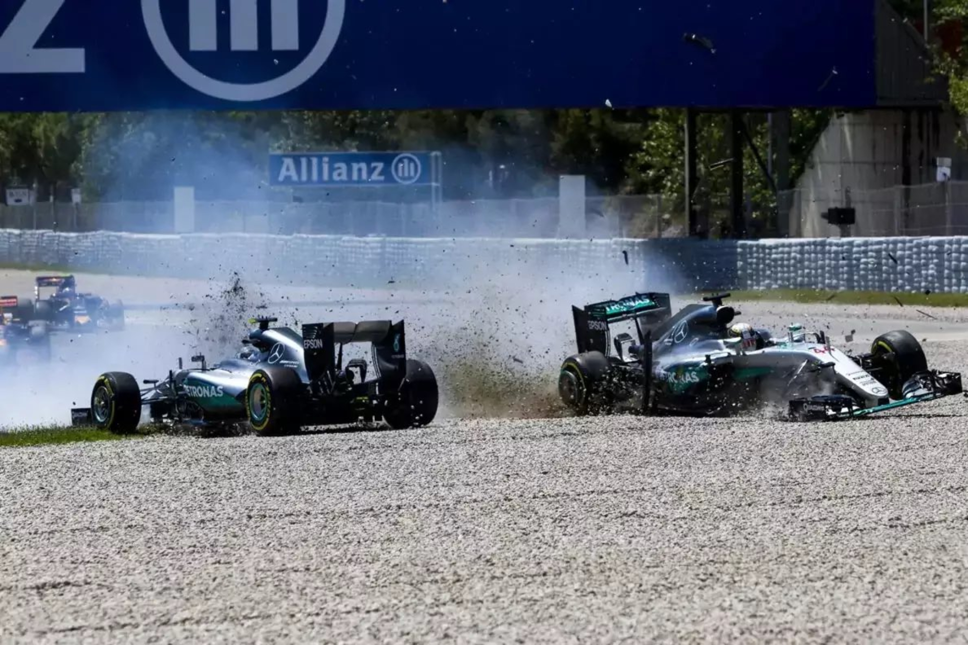 Choque entre Hamilton y Rosberg.