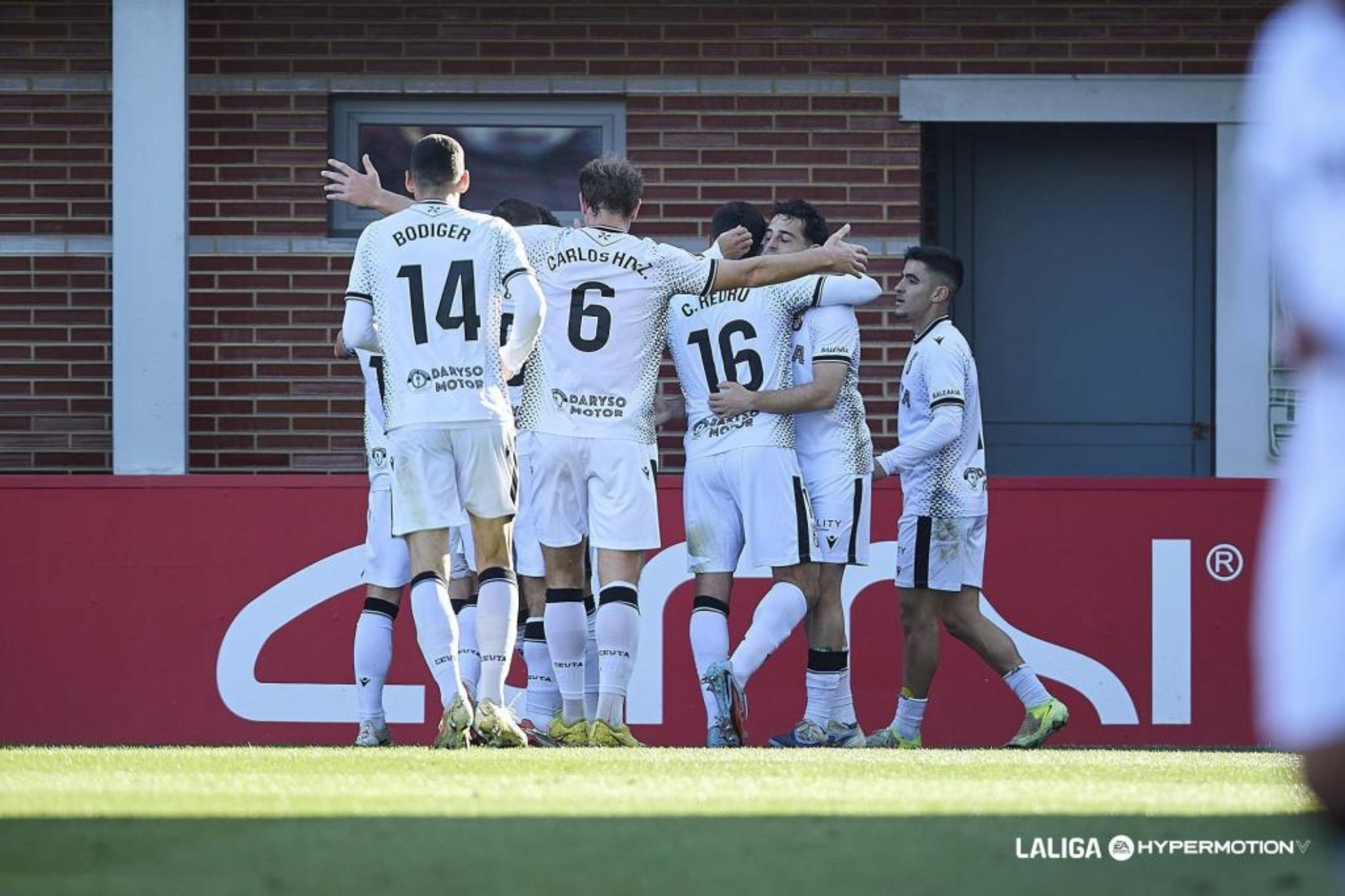 Los jugadores del Ceuta celebran uno de sus goles esta temporada.