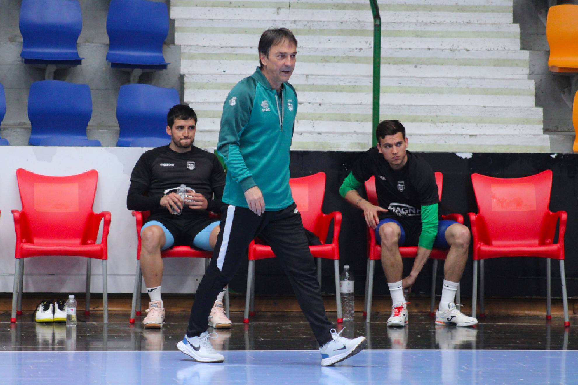Imanol Arregui, dirige la sesión de entrenamiento de hoy, en la que es su vuelta a Osasuna Magna tres años después