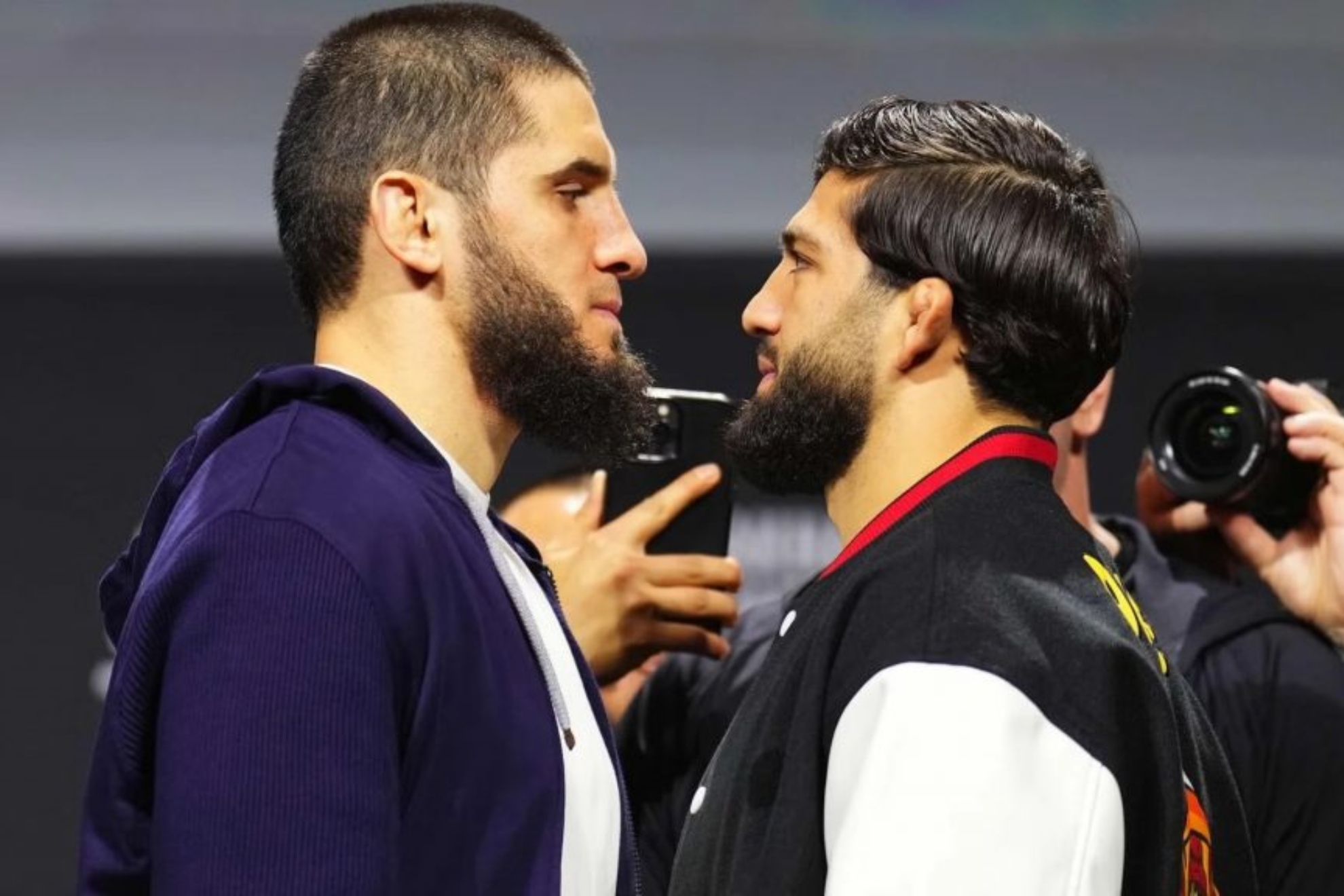 Makhachev y Tsarukyan durante su careo oficial en el UFC 311.