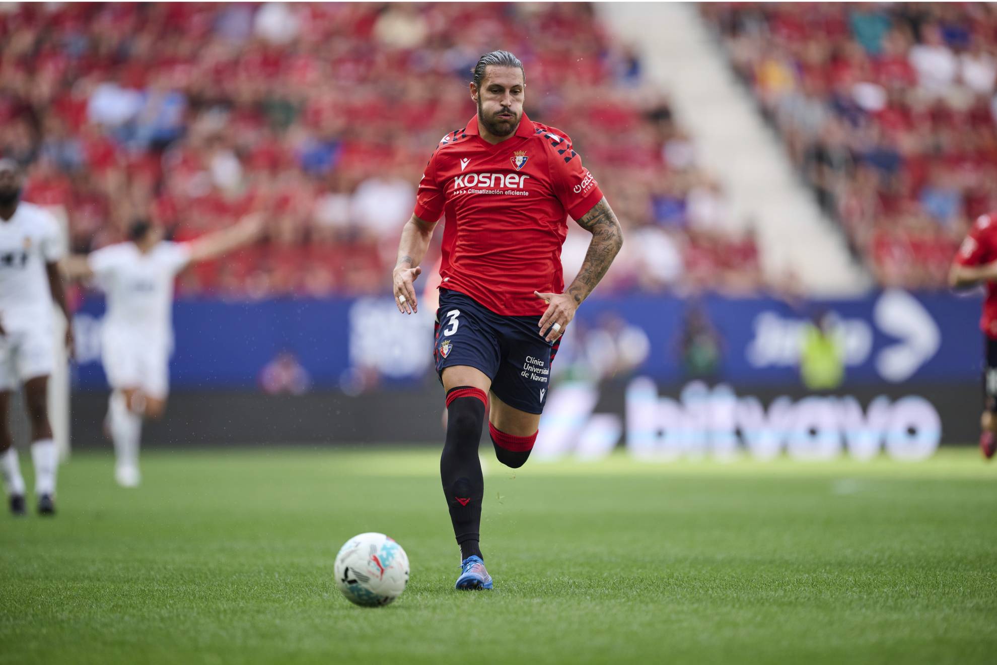 Juan Cruz conduce un balón.