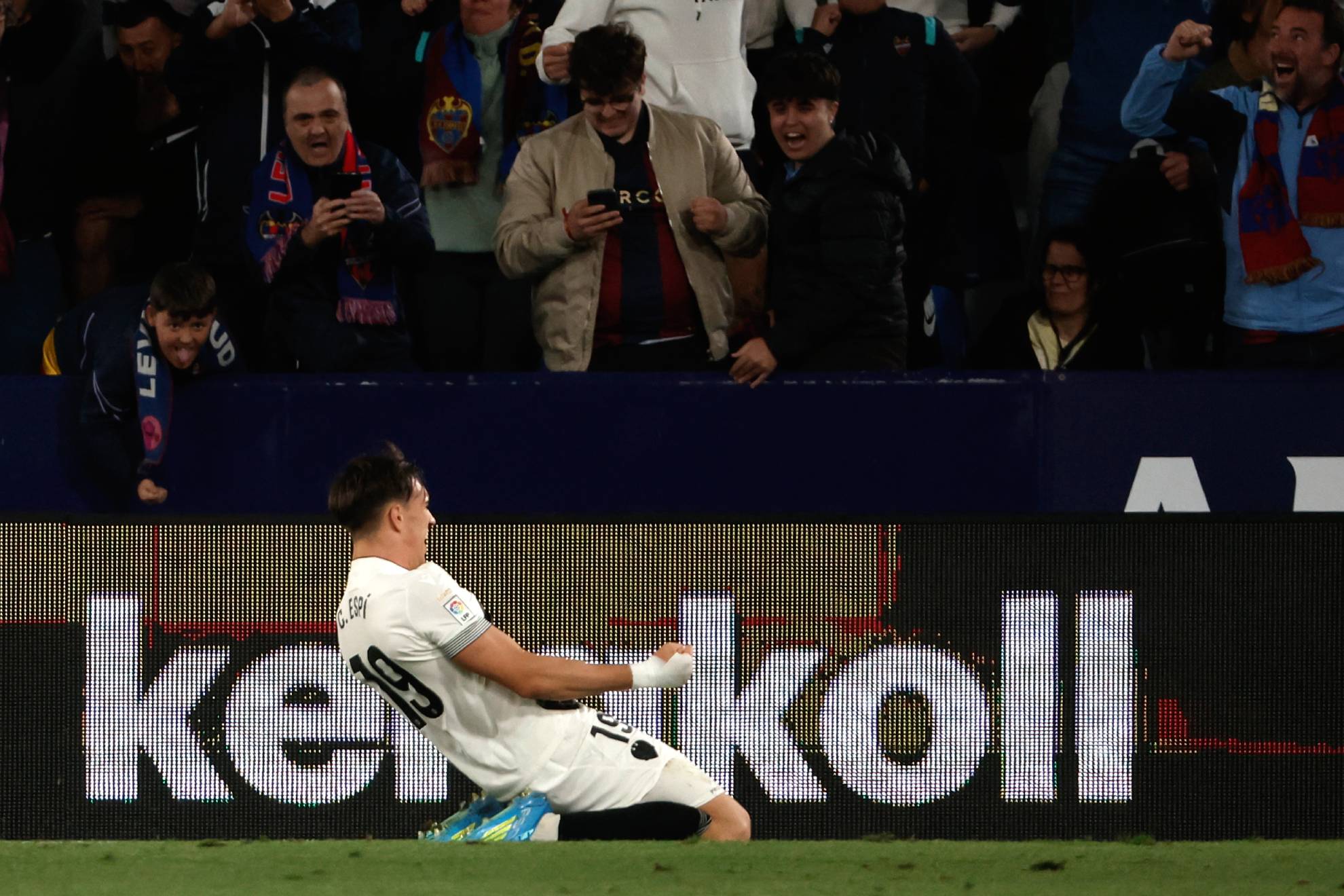 Carlos Espí celebra su gol ante el Getafe.