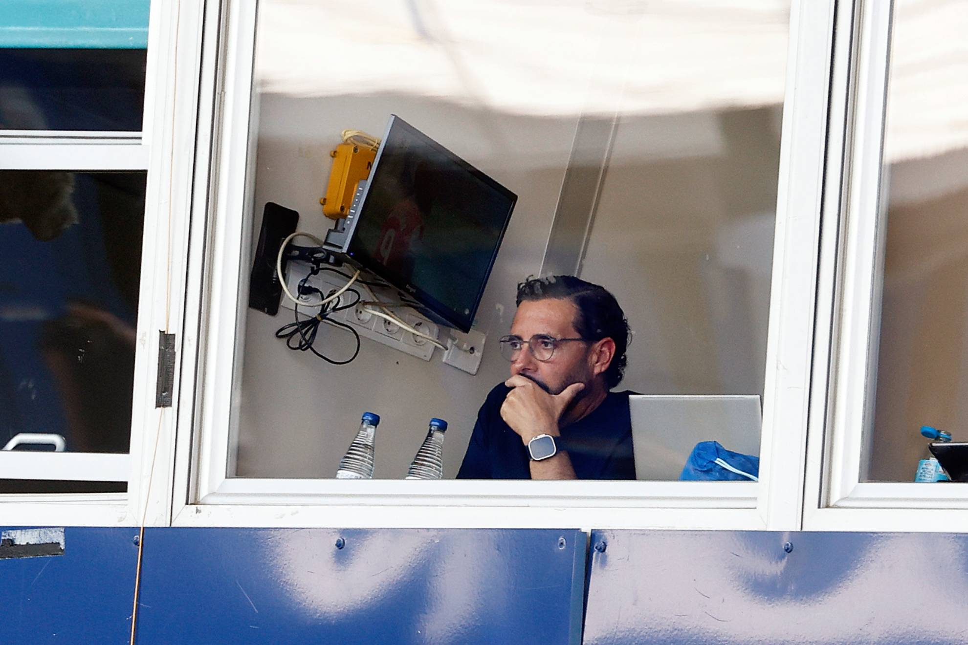José Bordalás viendo el partido desde uno de los palcos del Ciutat.
