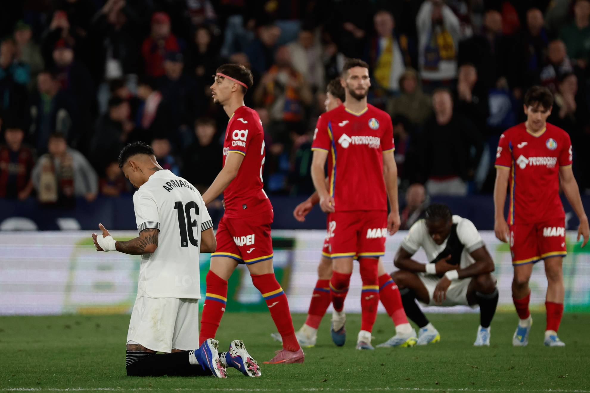 Los jugadores del Getafe, desolados a la conclusión del partido,