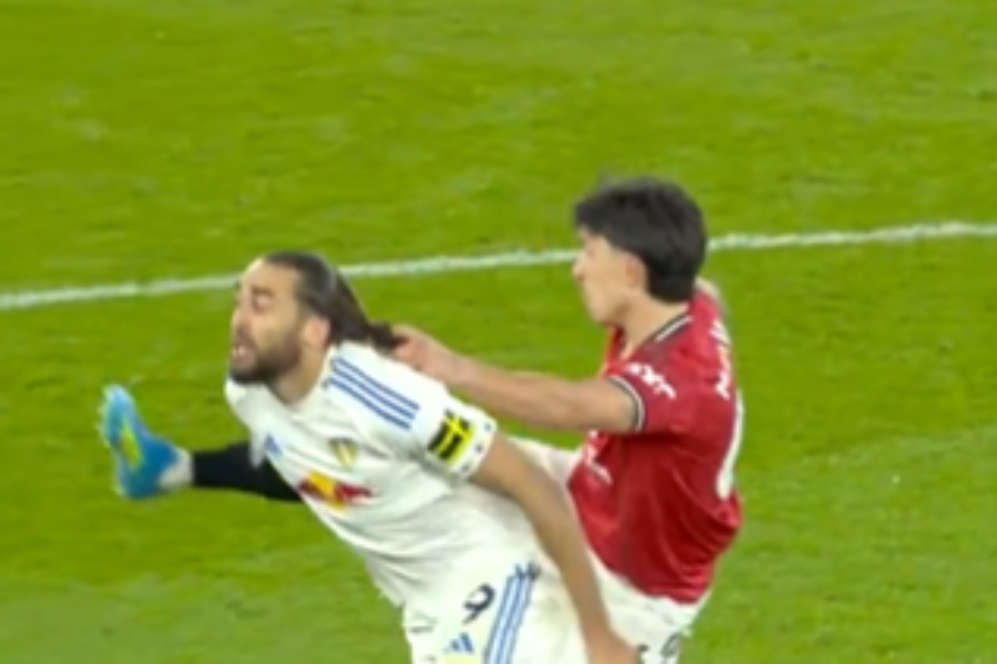 El tirón de pelo de Lisandro Martínez a Calvert-Lewin.