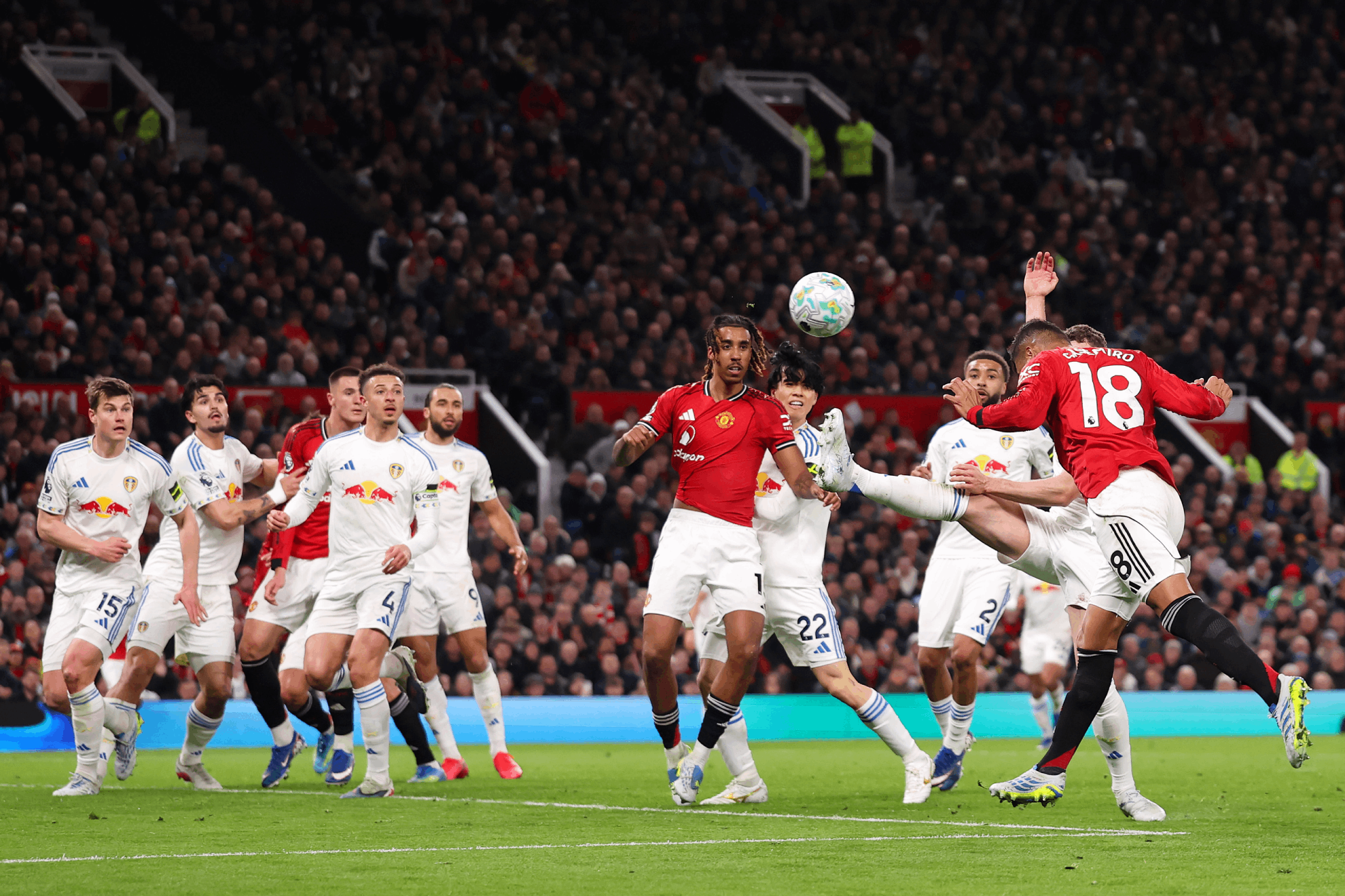 Casemiro marca de cabeza al Leeds.