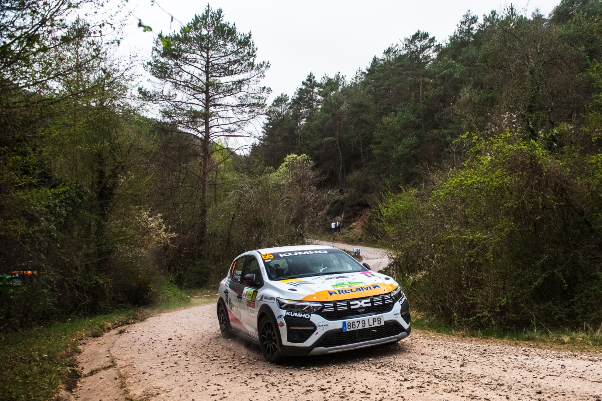 Nuevos colores en el Dacia de Hugo Rodríguez.