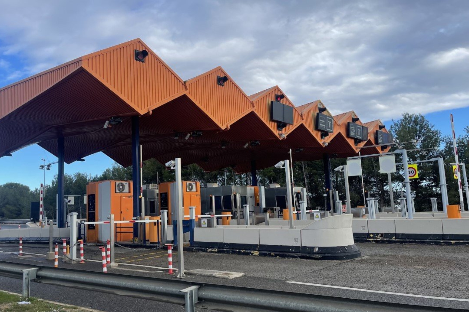 Montan un peaje falso... y consiguen estafar a miles de conductores.