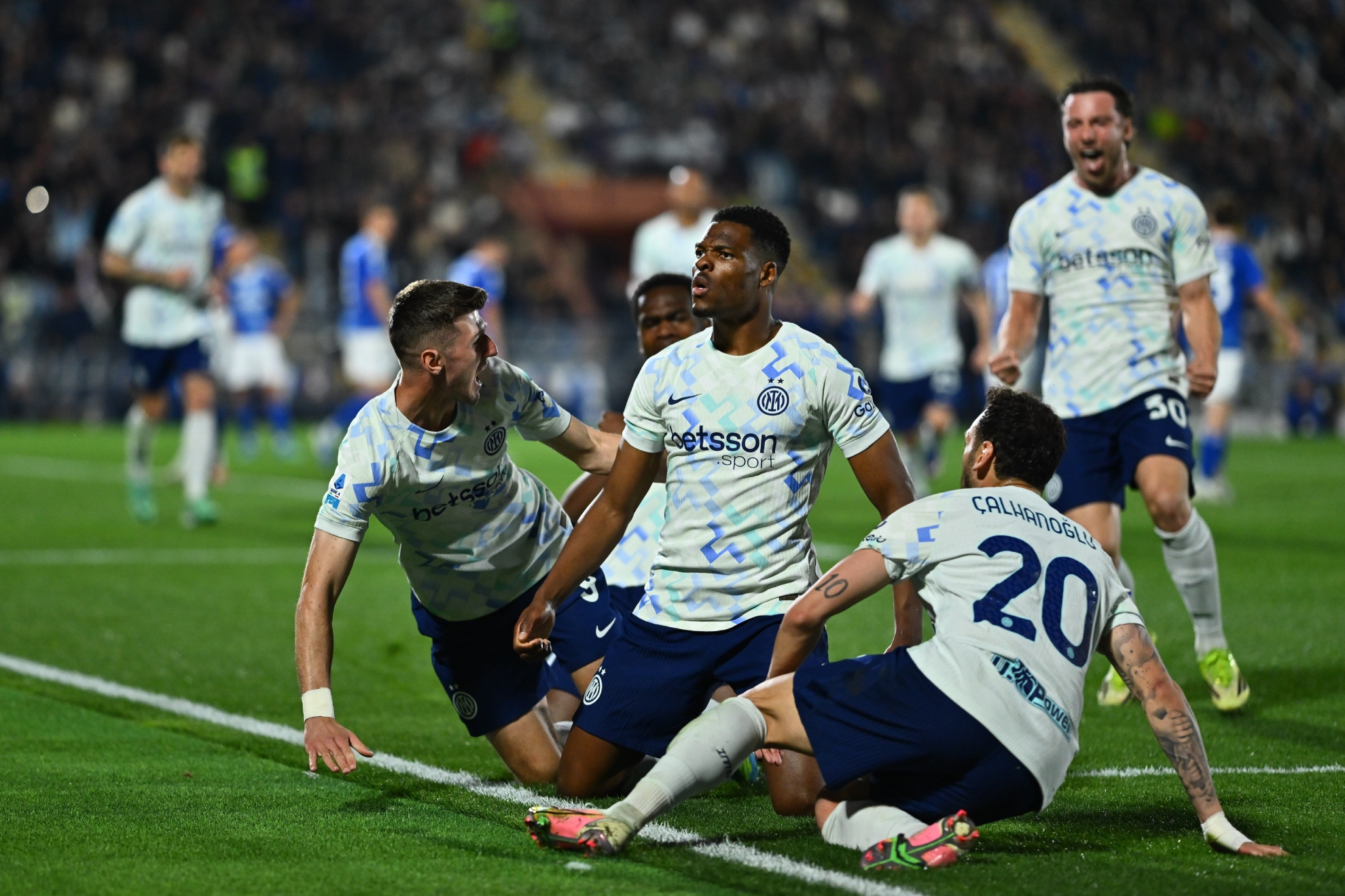 Denzel Dumfries celebra uno de sus goles contra el Como.
