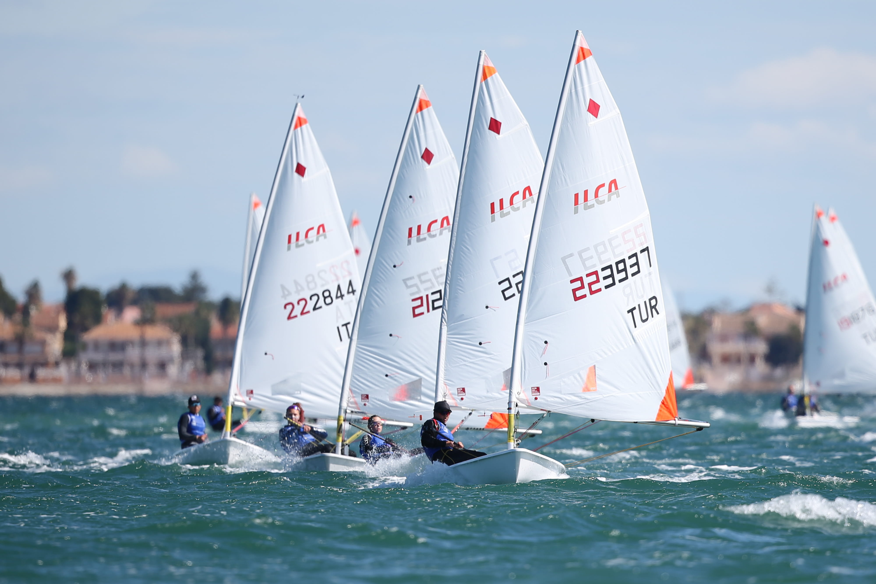 La flota femenina de ILCA 4 este lunes en aguas del Mar Menor.