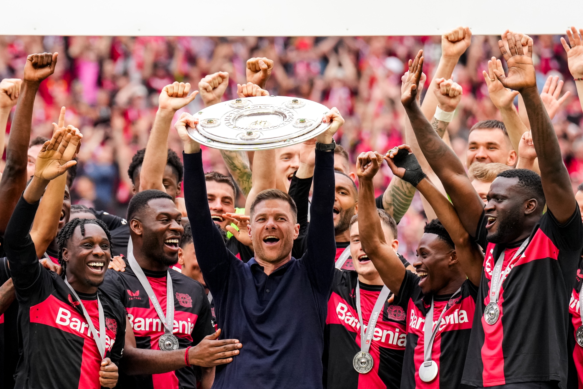 Xabi Alonso levanta la Bundesliga conquistada con el Bayer Leverkusen.