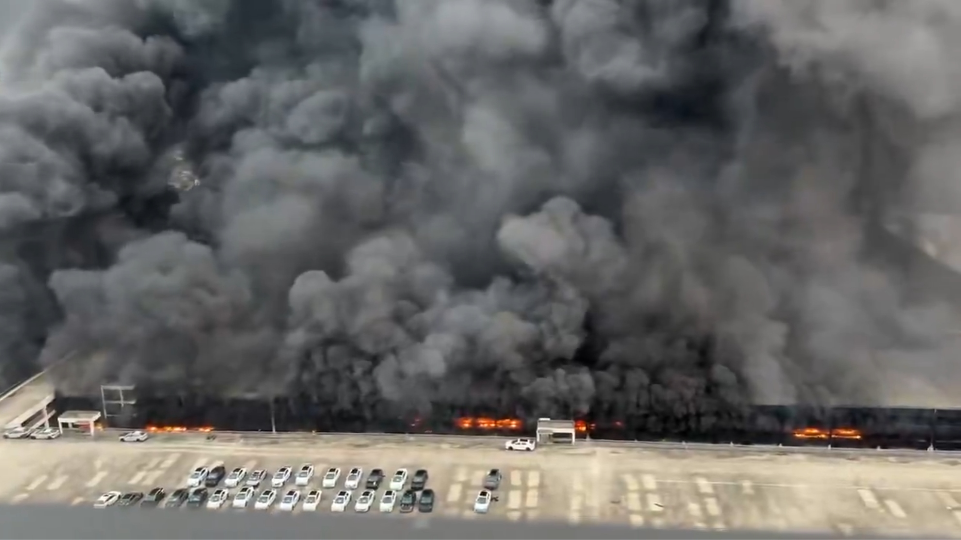 Así de impactante fue la humareda provocada por el incendio en la sede de BYD. @Tslachan