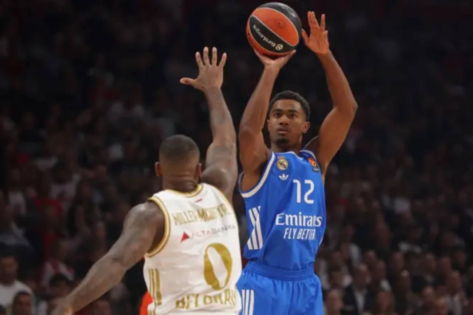 Maledon lanza a canasta ante la defensa de Miller-McIntyre.